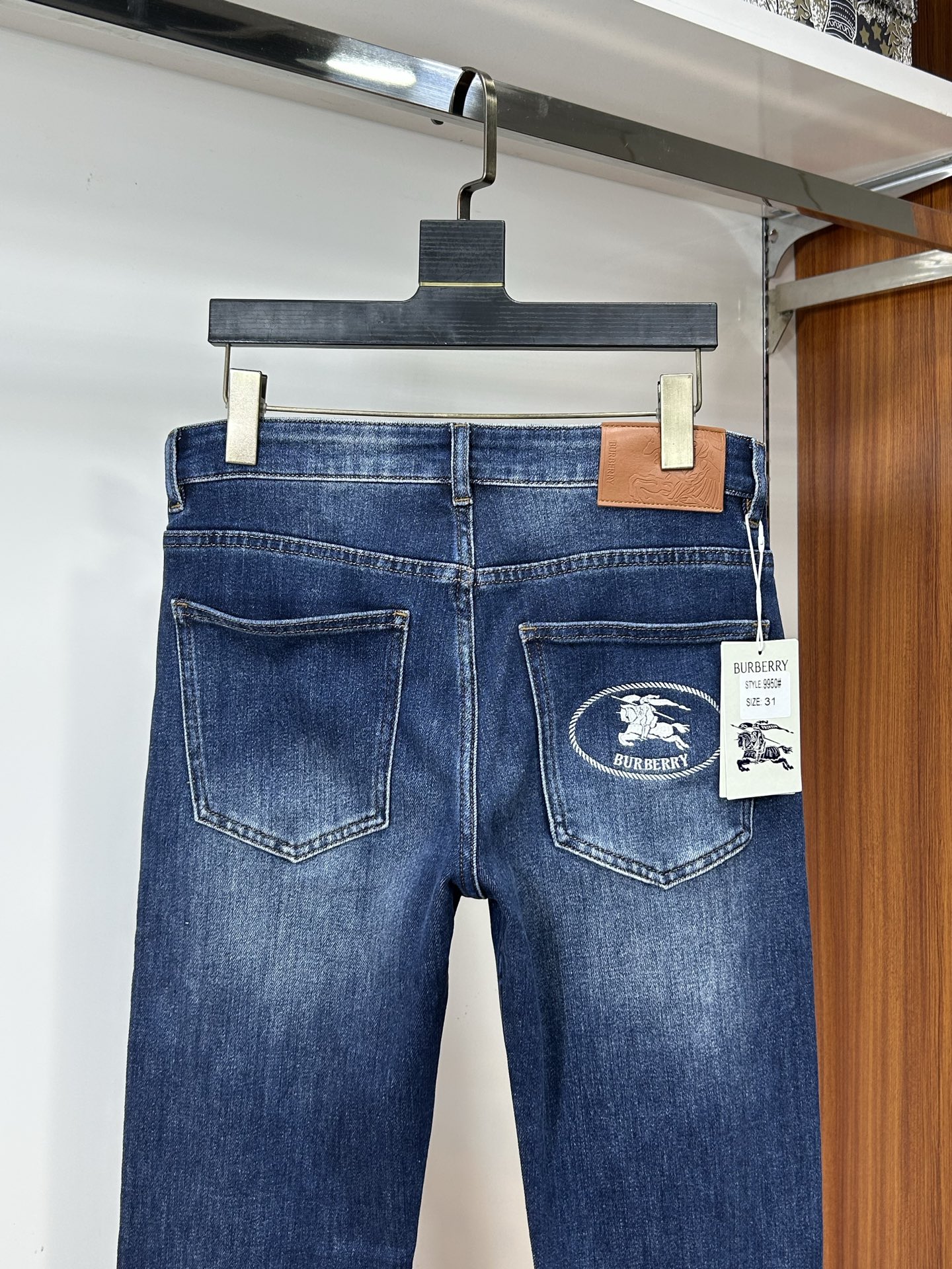  巴宝莉 25新款牛仔裤休闲版 采用精选原版面料，穿着柔软服适绣气，具有独特弹力纤维不易变形而又耐磨，上