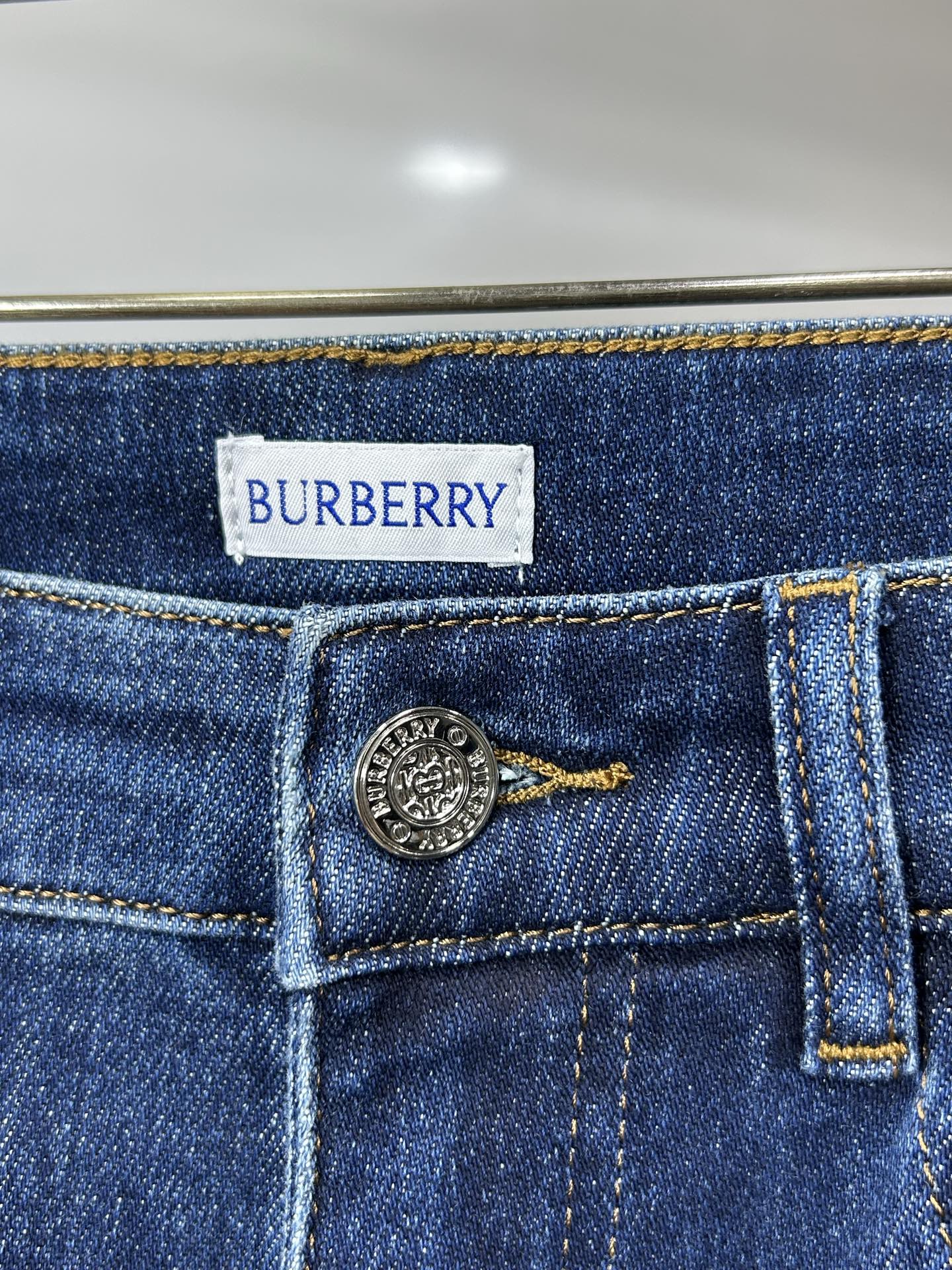  巴宝莉 25新款牛仔裤休闲版 采用精选原版面料，穿着柔软服适绣气，具有独特弹力纤维不易变形而又耐磨，上