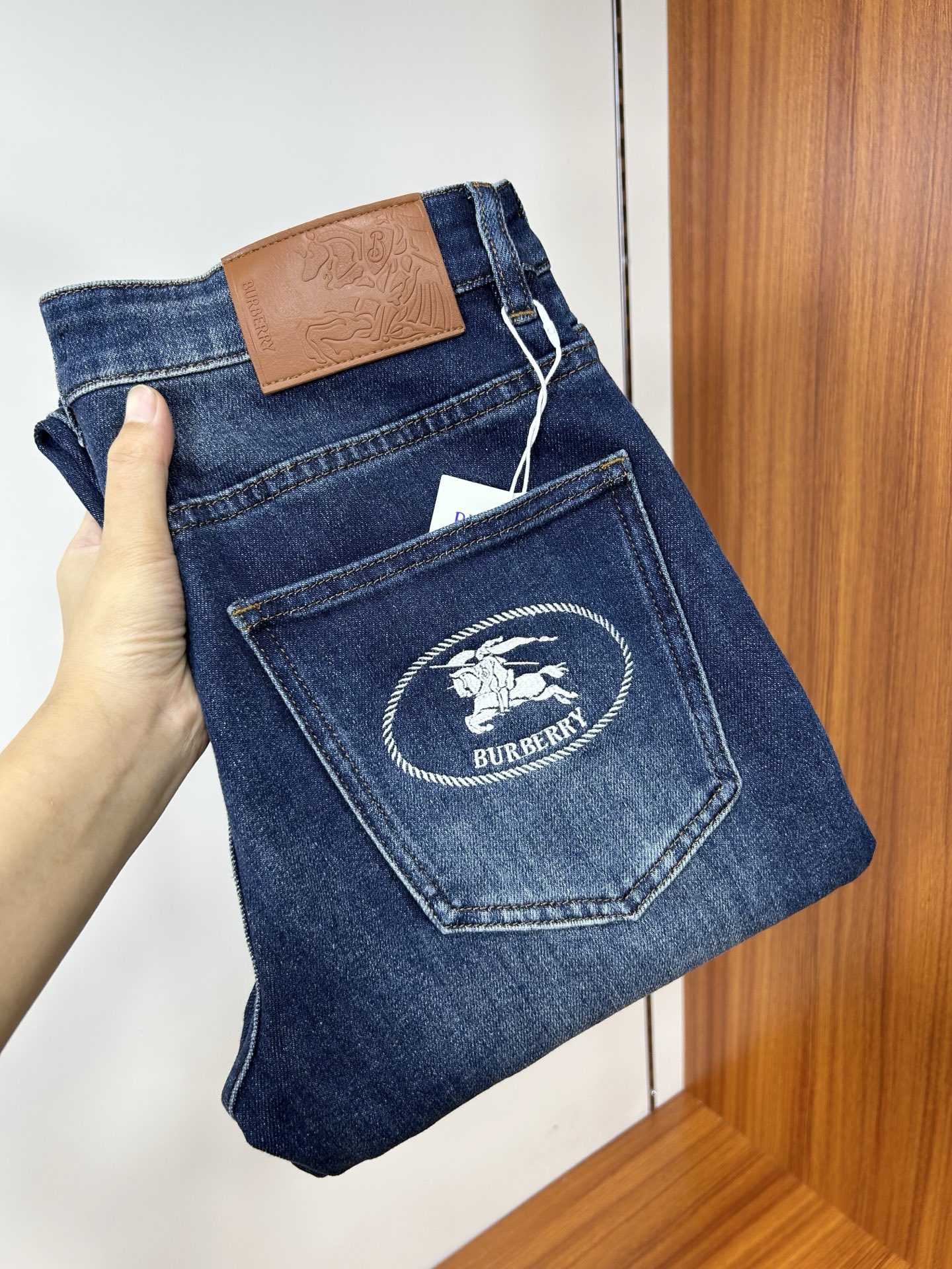  巴宝莉 25新款牛仔裤休闲版 采用精选原版面料，穿着柔软服适绣气，具有独特弹力纤维不易变形而又耐磨，上