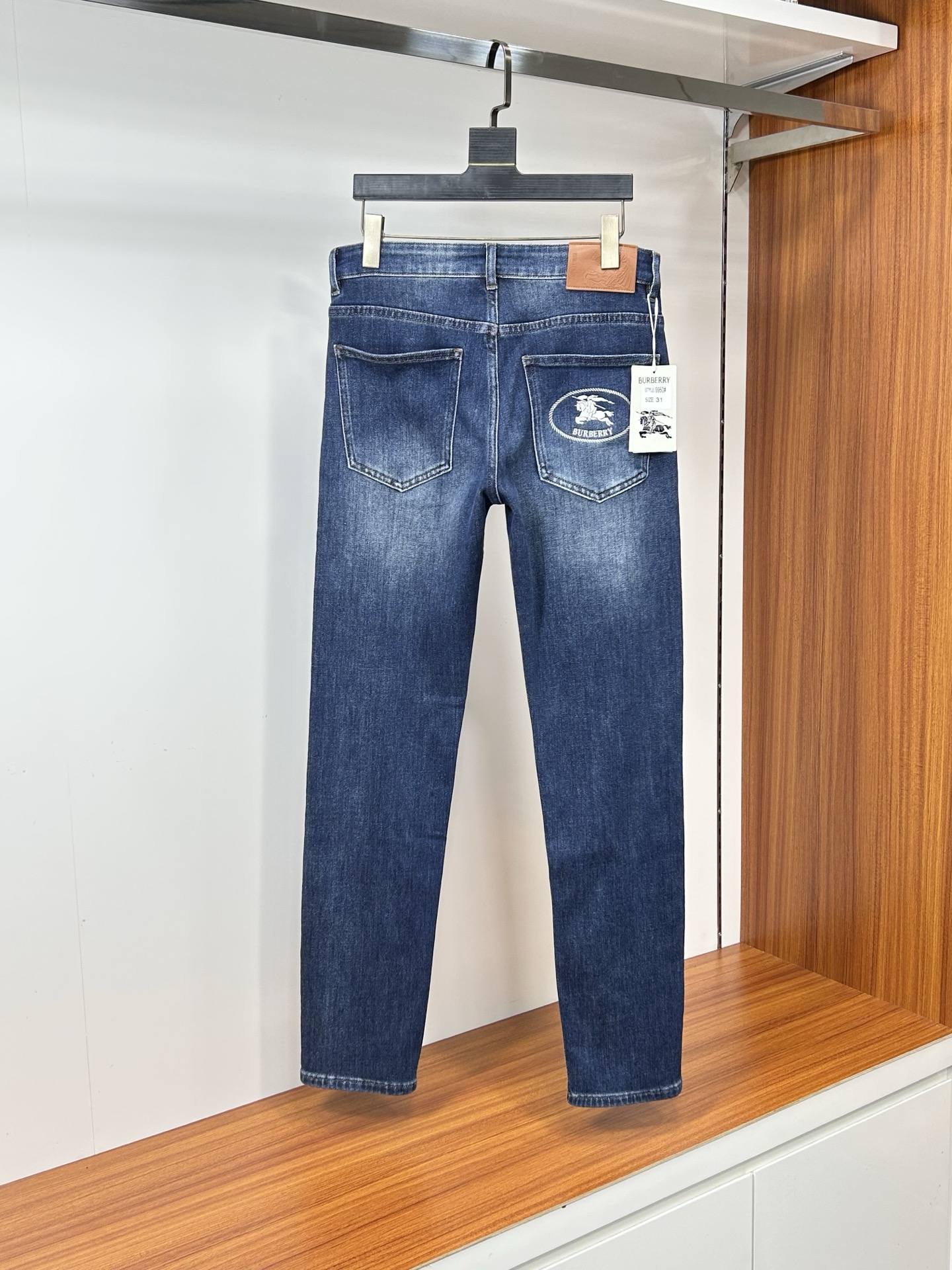  巴宝莉 25新款牛仔裤休闲版 采用精选原版面料，穿着柔软服适绣气，具有独特弹力纤维不易变形而又耐磨，上