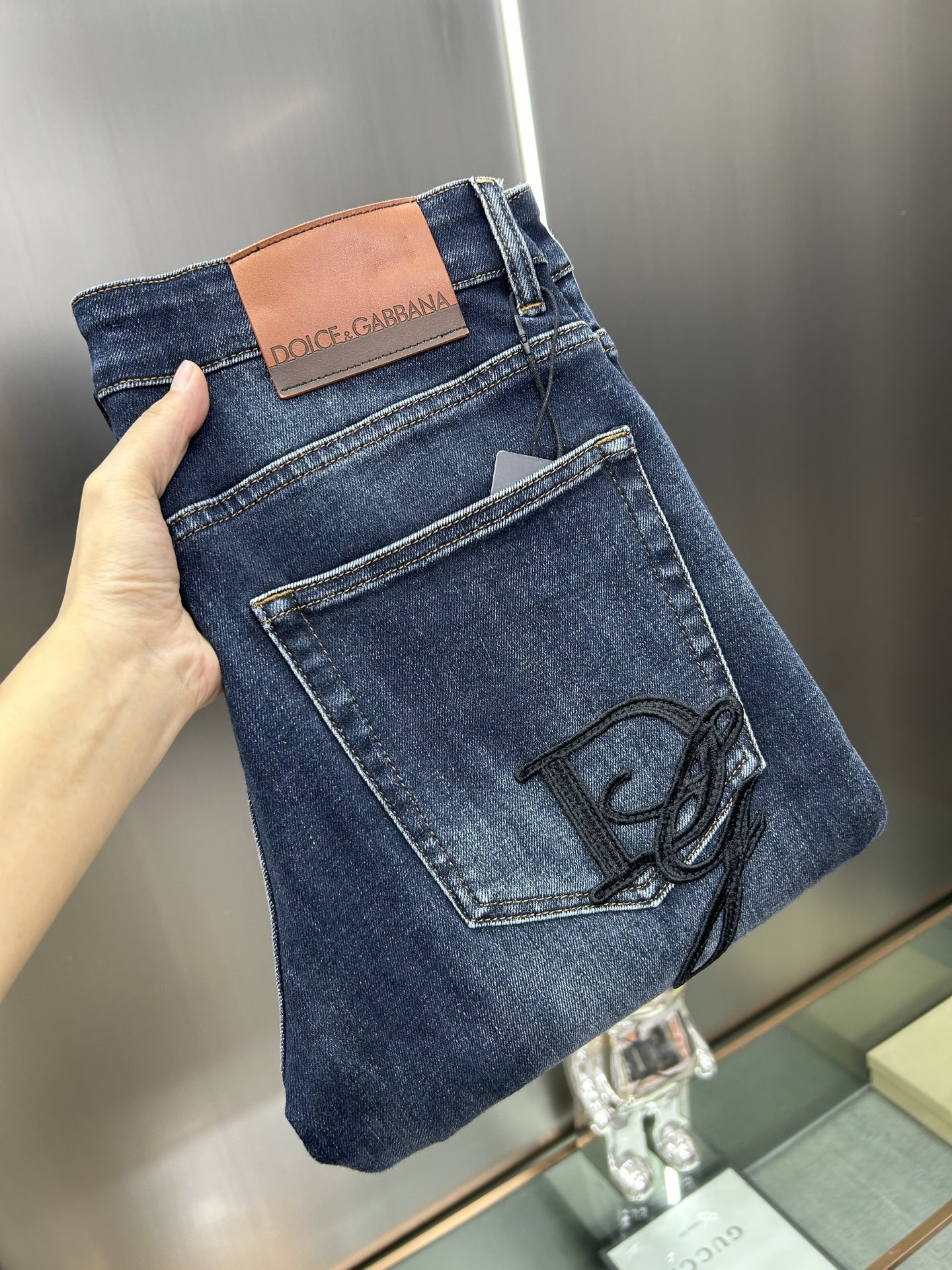  DG 25新款牛仔裤休闲版 采用精选原版面料，穿着柔软服适绣气，具有独特弹力纤维不易变形而又耐磨，上身