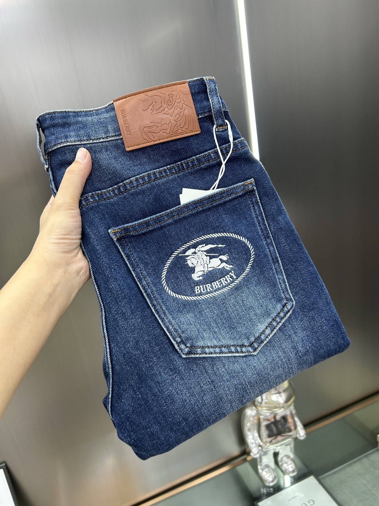  巴宝莉 25新款牛仔裤休闲版 采用精选原版面料，穿着柔软服适绣气，具有独特弹力纤维不易变形而又耐磨，上