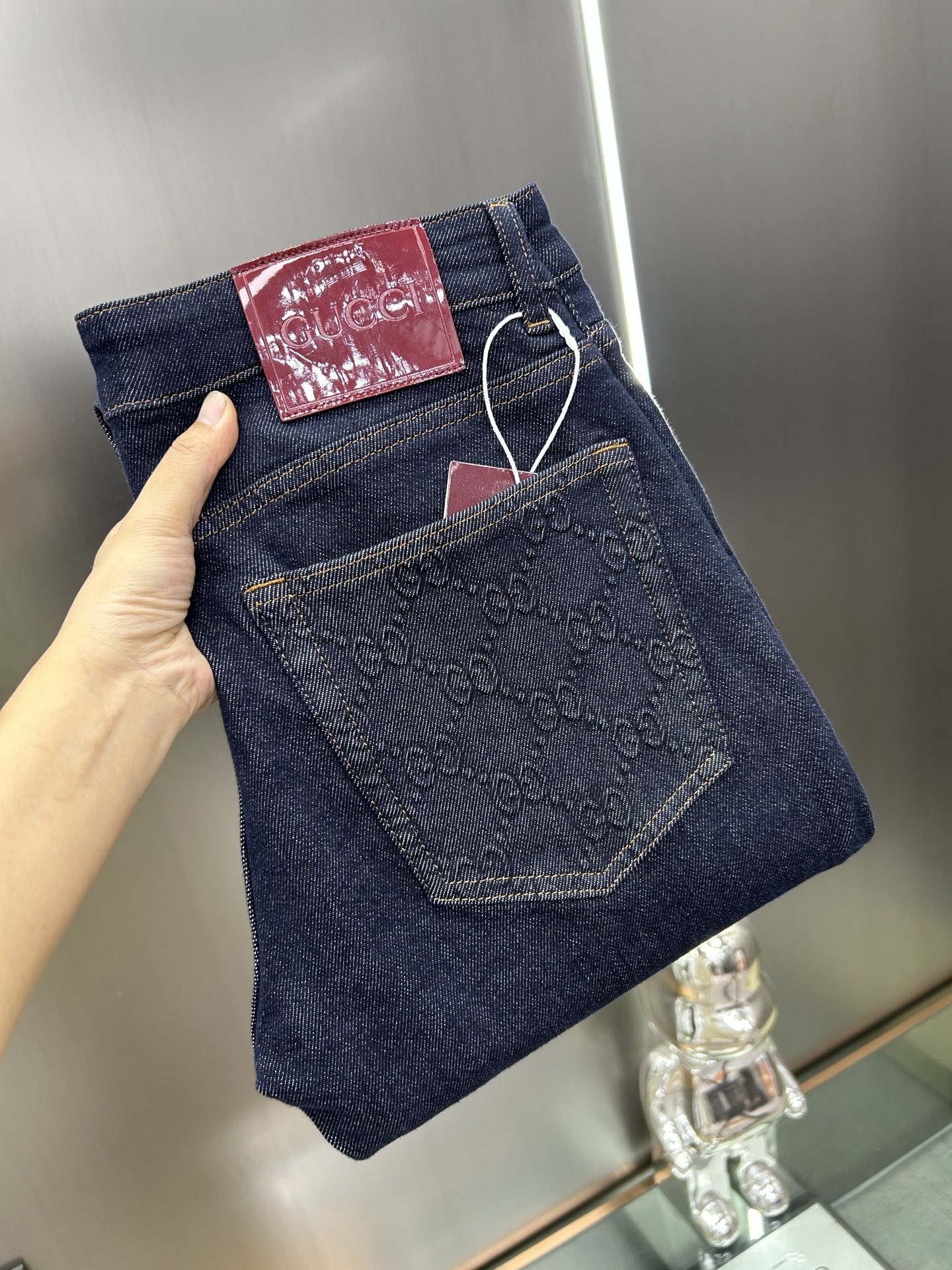  GUCCI 25新款牛仔裤休闲版 采用精选原版面料，穿着柔软服适绣气，具有独特弹力纤维不易变形而又耐磨