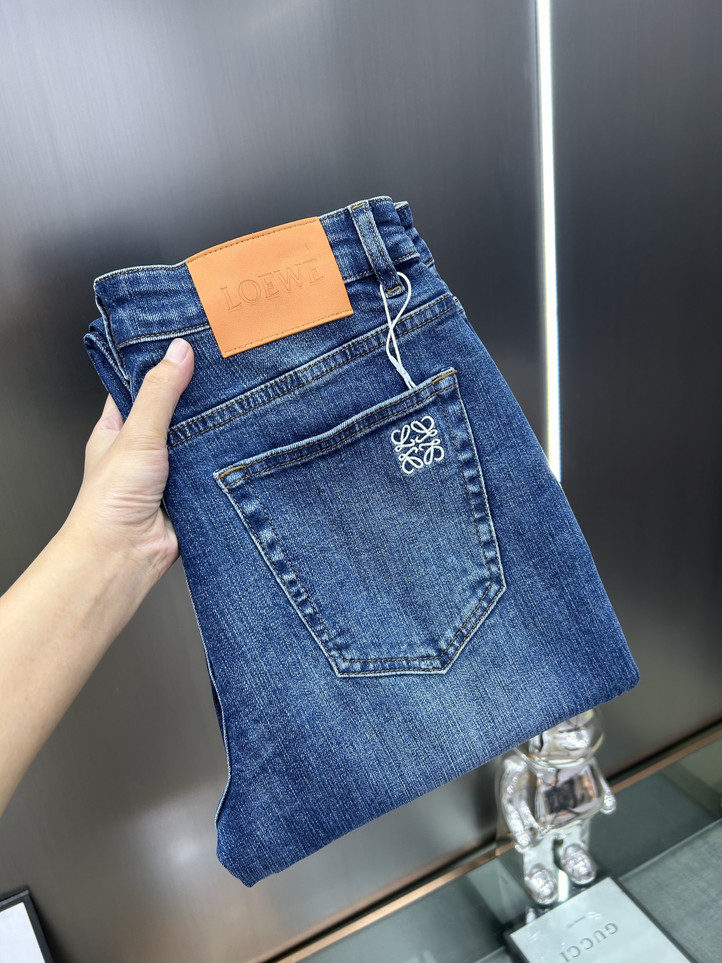  罗意威 25新款牛仔裤休闲版 采用精选原版面料，穿着柔软服适绣气，具有独特弹力纤维不易变形而又耐磨，上