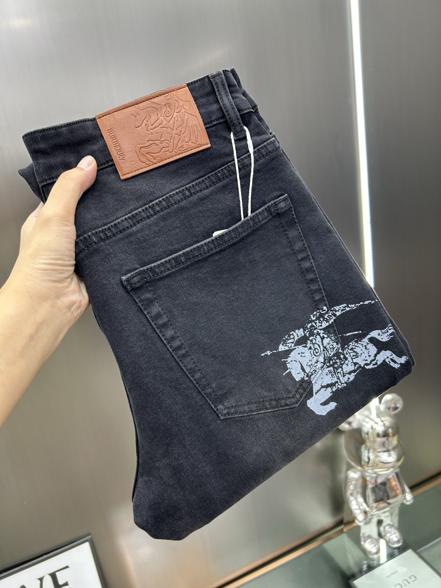  巴宝莉 25新款牛仔裤休闲版 采用精选原版面料，穿着柔软服适绣气，具有独特弹力纤维不易变形而又耐磨，上