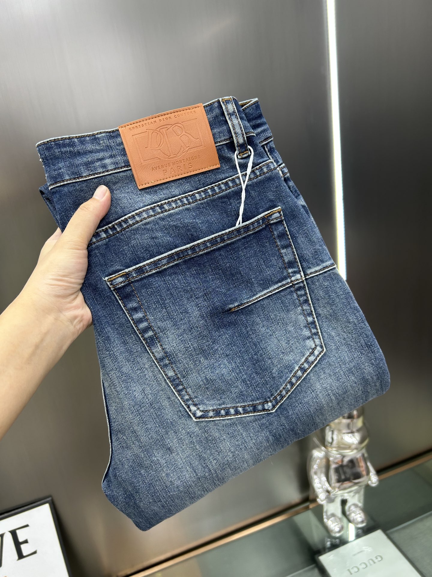  DIOR 25新款牛仔裤休闲版 采用精选原版面料，穿着柔软服适绣气，具有独特弹力纤维不易变形而又耐磨，