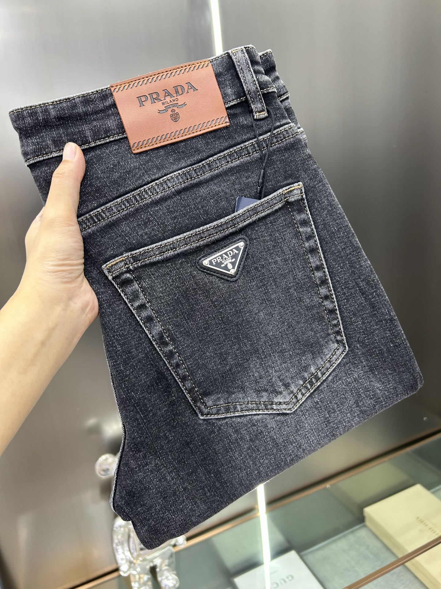 普拉达 25新款牛仔裤休闲版 采用精选原版面料，穿着柔软服适绣气，具有独特弹力纤维不易变形而又耐磨，上