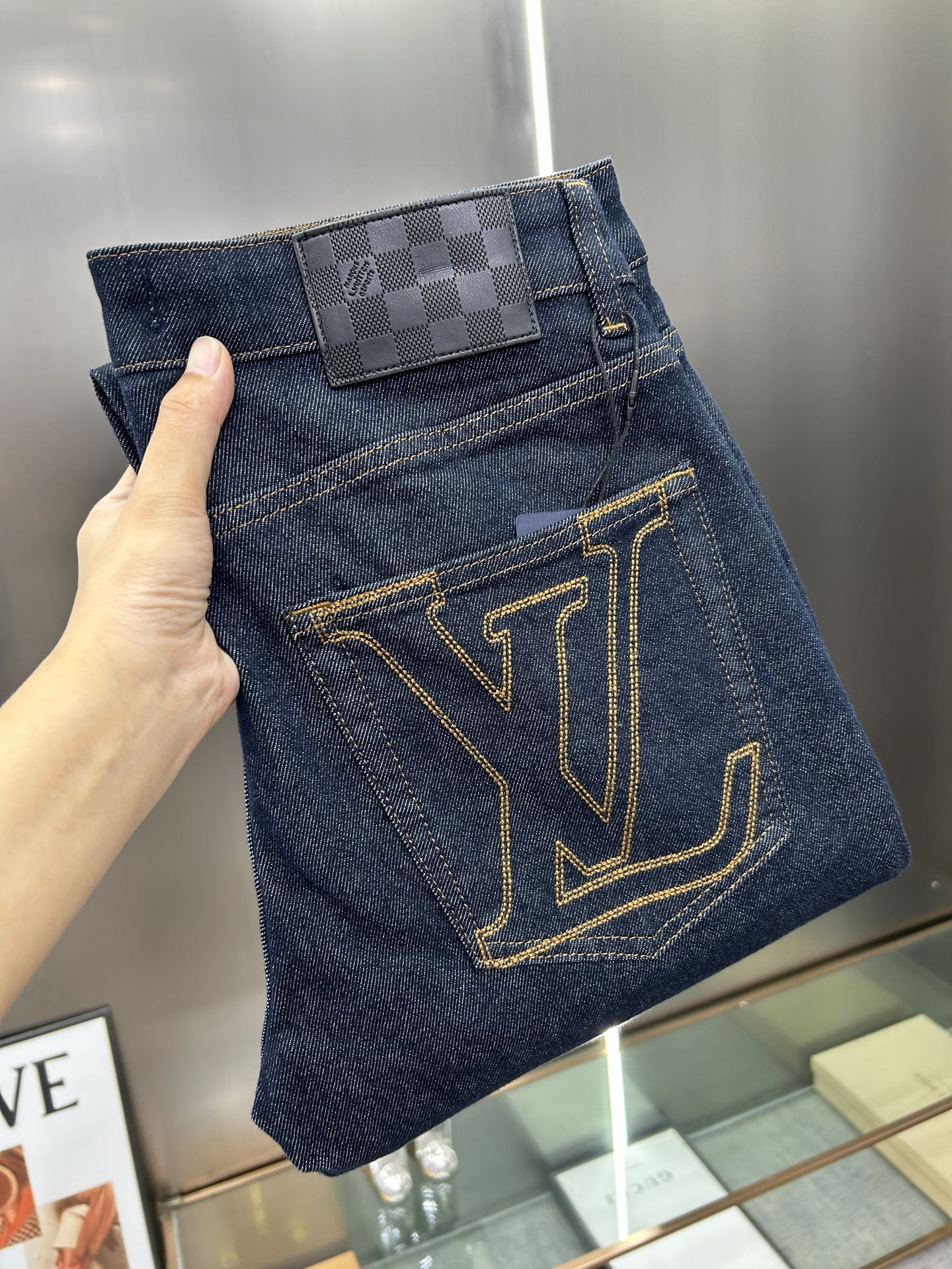  LV 25新款牛仔裤休闲版 采用精选原版面料，穿着柔软服适绣气，具有独特弹力纤维不易变形而又耐磨，上身