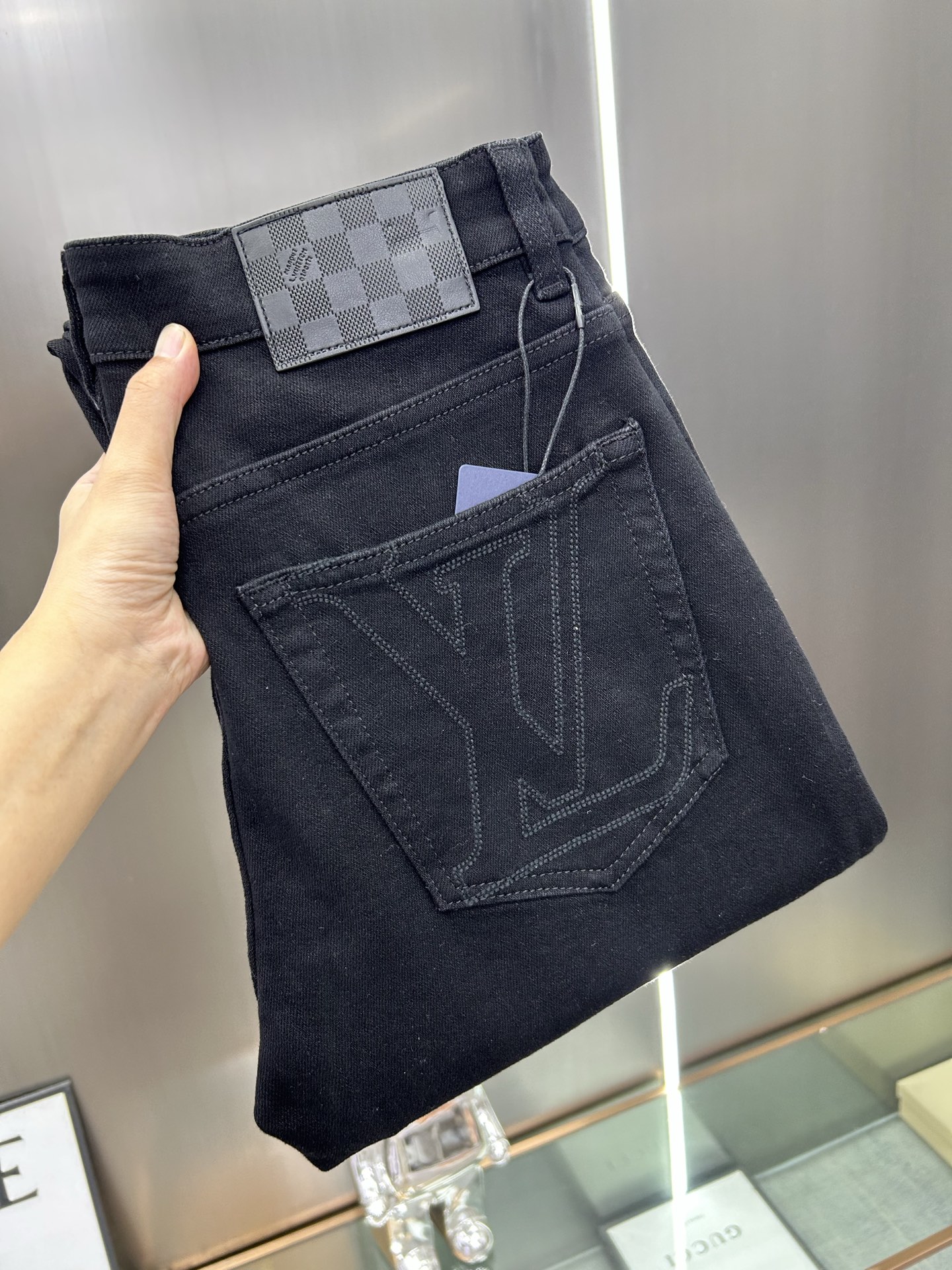  LV 25新款牛仔裤休闲版 采用精选原版面料，穿着柔软服适绣气，具有独特弹力纤维不易变形而又耐磨，上身