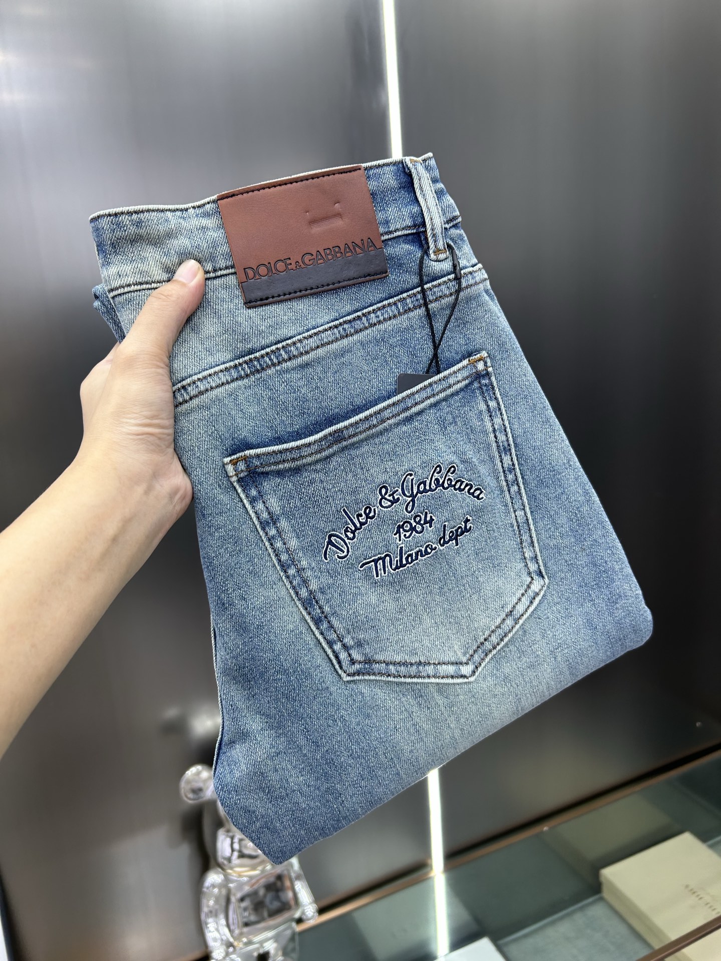  DG 25新款牛仔裤休闲版 采用精选原版面料，穿着柔软服适绣气，具有独特弹力纤维不易变形而又耐磨，上身