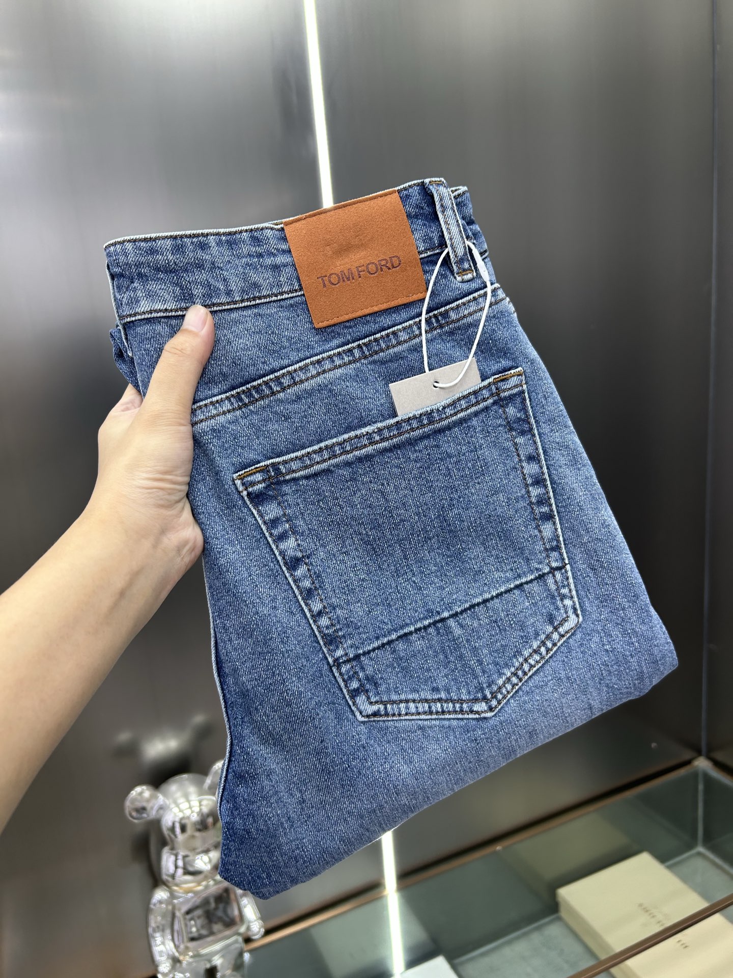  DIOR 25新款牛仔裤休闲版 采用精选原版面料，穿着柔软服适绣气，具有独特弹力纤维不易变形而又耐磨，