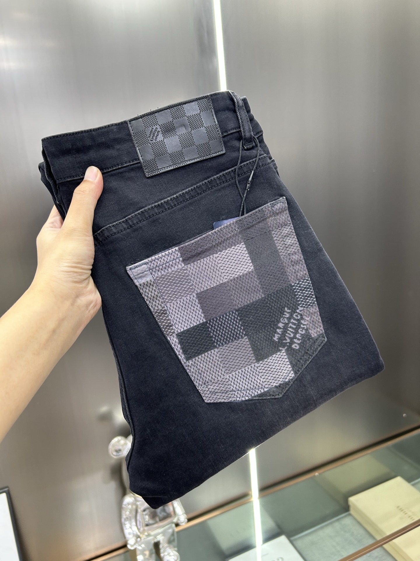  LV 25新款牛仔裤休闲版 采用精选原版面料，穿着柔软服适绣气，具有独特弹力纤维不易变形而又耐磨，上身