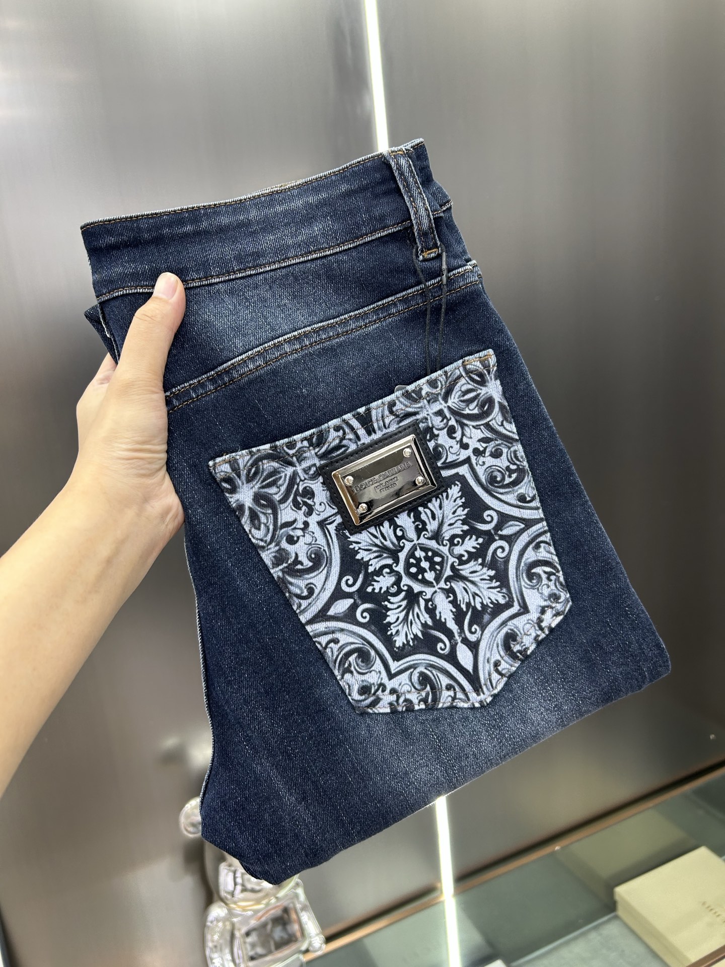  DG 25新款牛仔裤休闲版 采用精选原版面料，穿着柔软服适绣气，具有独特弹力纤维不易变形而又耐磨，上身