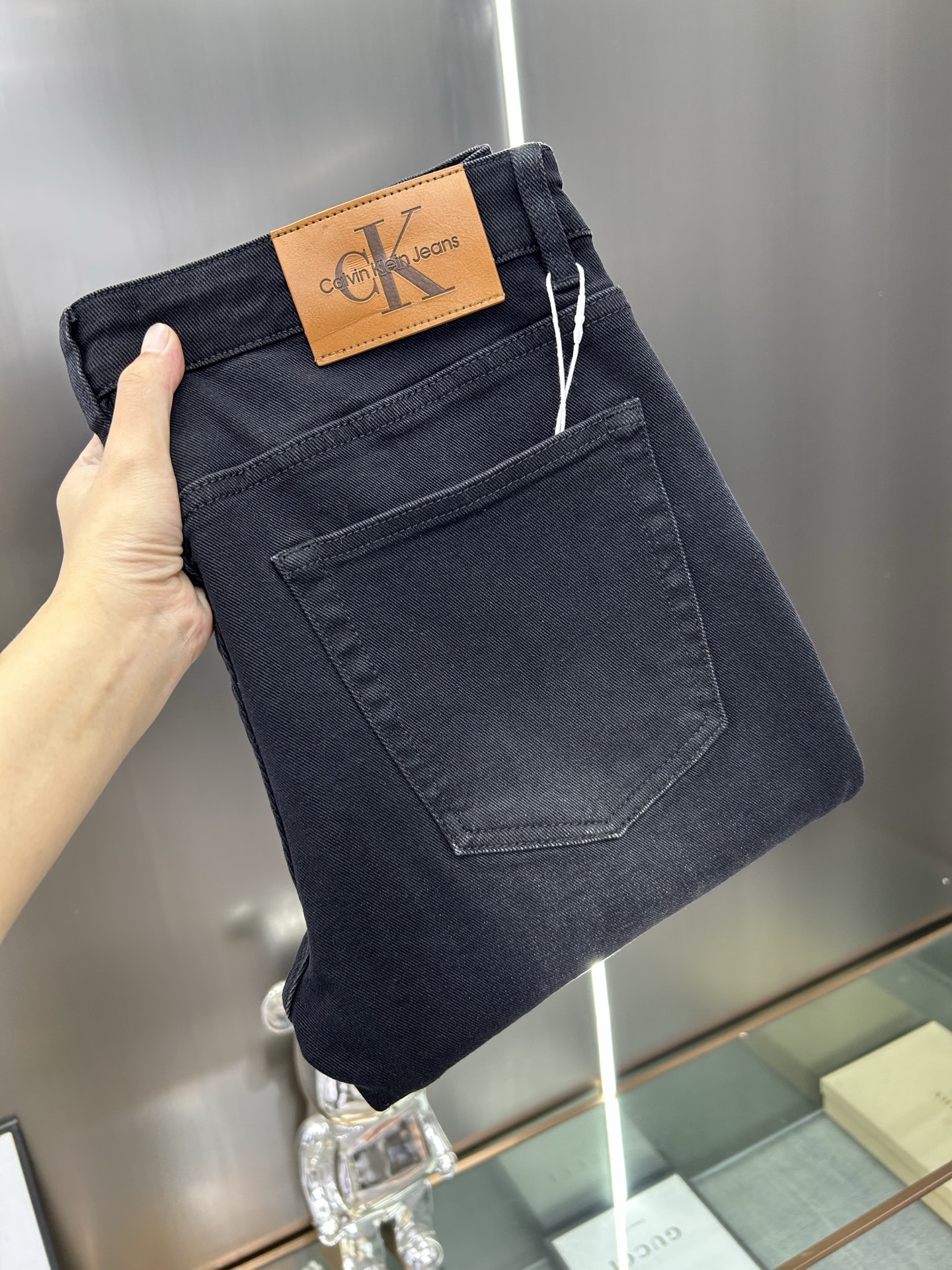  CK 25新款牛仔裤休闲版 采用精选原版面料，穿着柔软服适绣气，具有独特弹力纤维不易变形而又耐磨，上身