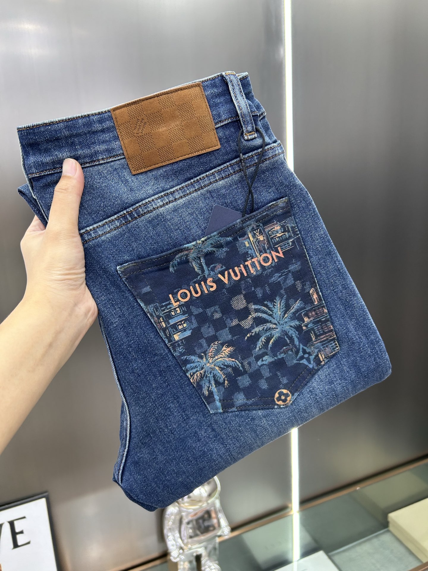  LV 25新款牛仔裤休闲版 采用精选原版面料，穿着柔软服适绣气，具有独特弹力纤维不易变形而又耐磨，上身