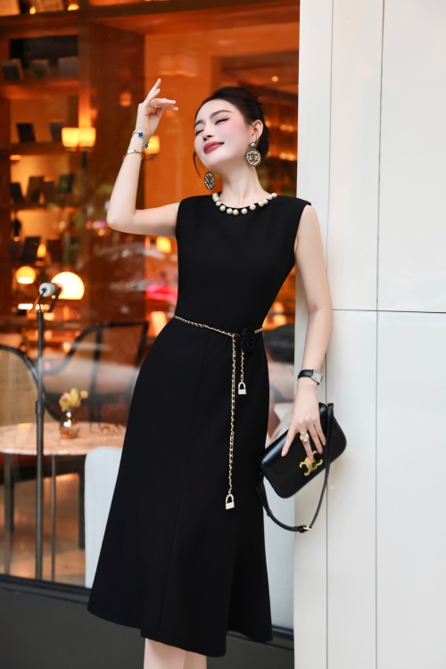 Elegant Pearl Collar Sleeveless Fishtail Dress with Camellia Waist Chain 1 Elegant Pearl Collar Sleeveless Fishtail Dress with Camellia Waist Chain