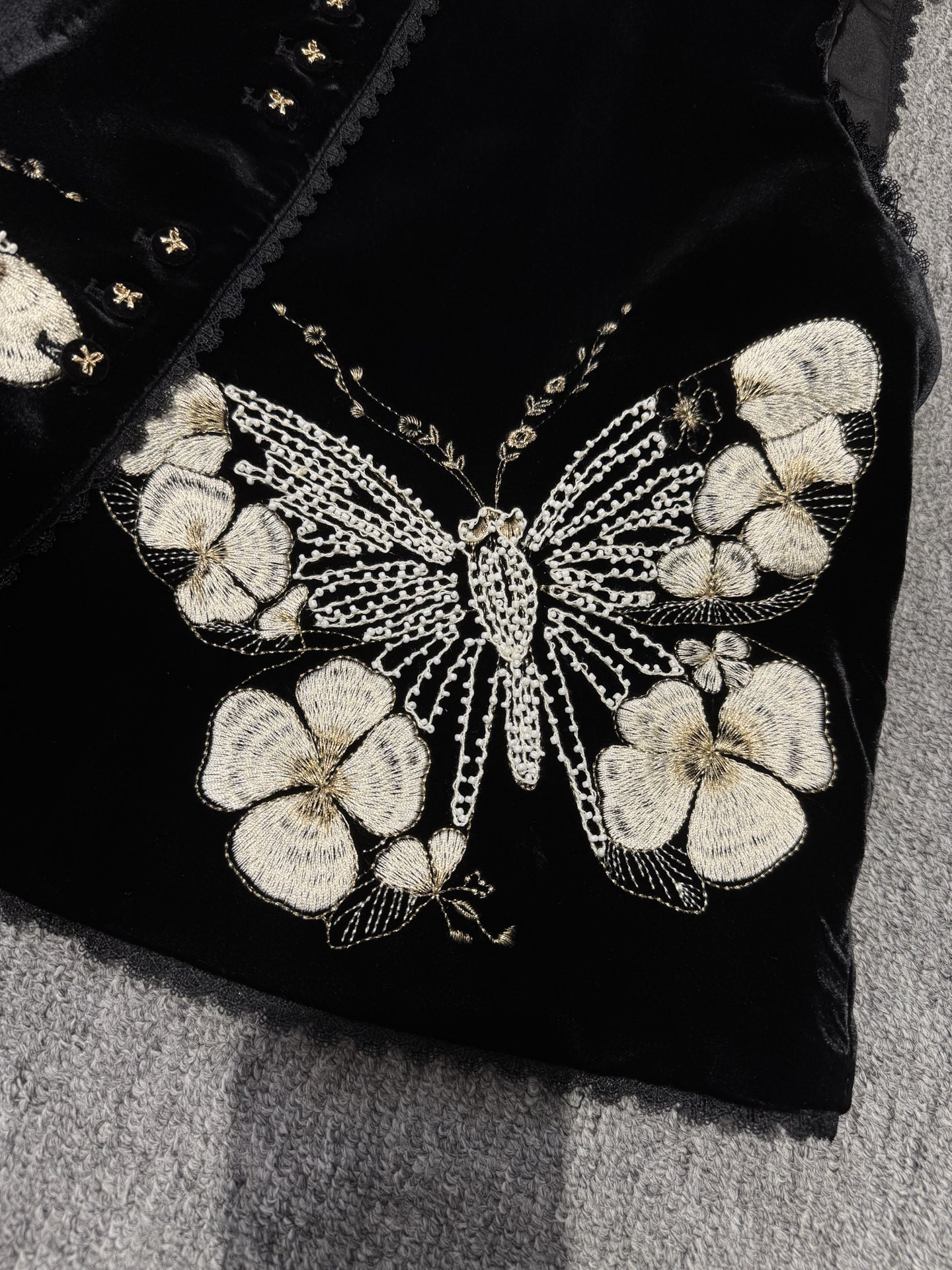 Elegant Velvet Vest with Exquisite Butterfly Embroidery & Lace Trim Detail 7 i1757152417856 7879 0 6