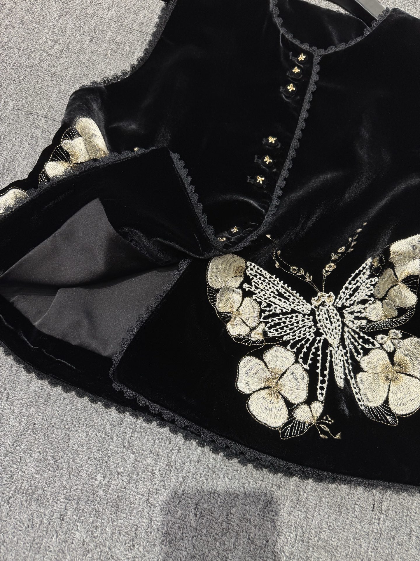 Elegant Velvet Vest with Exquisite Butterfly Embroidery & Lace Trim Detail 6 i1757152417885 6633 0 5
