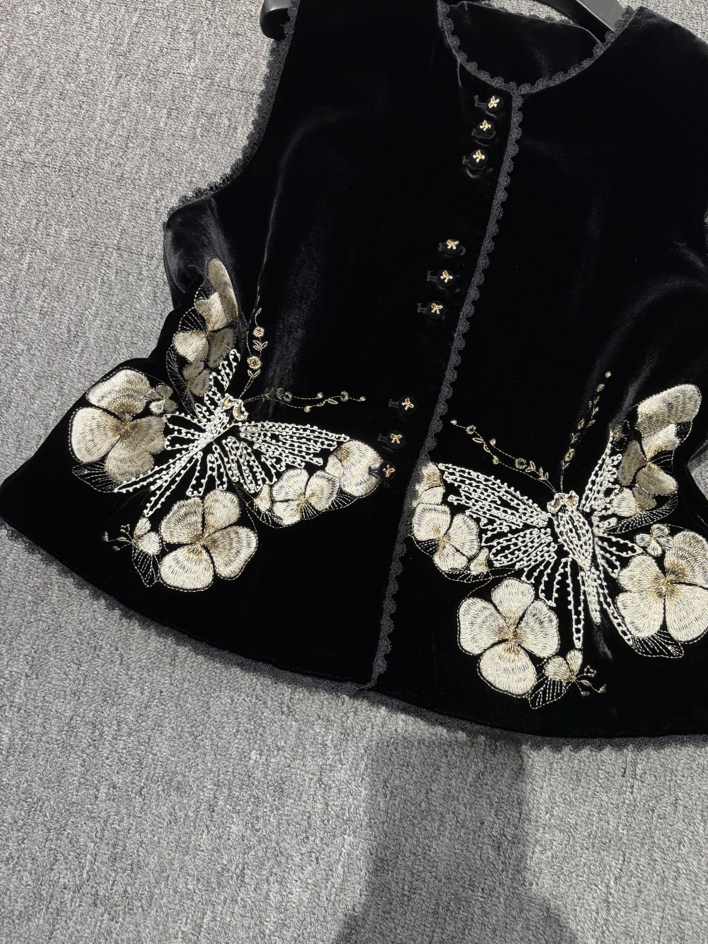 Elegant Velvet Vest with Exquisite Butterfly Embroidery & Lace Trim Detail 3 i1757152421816 9204 0 2