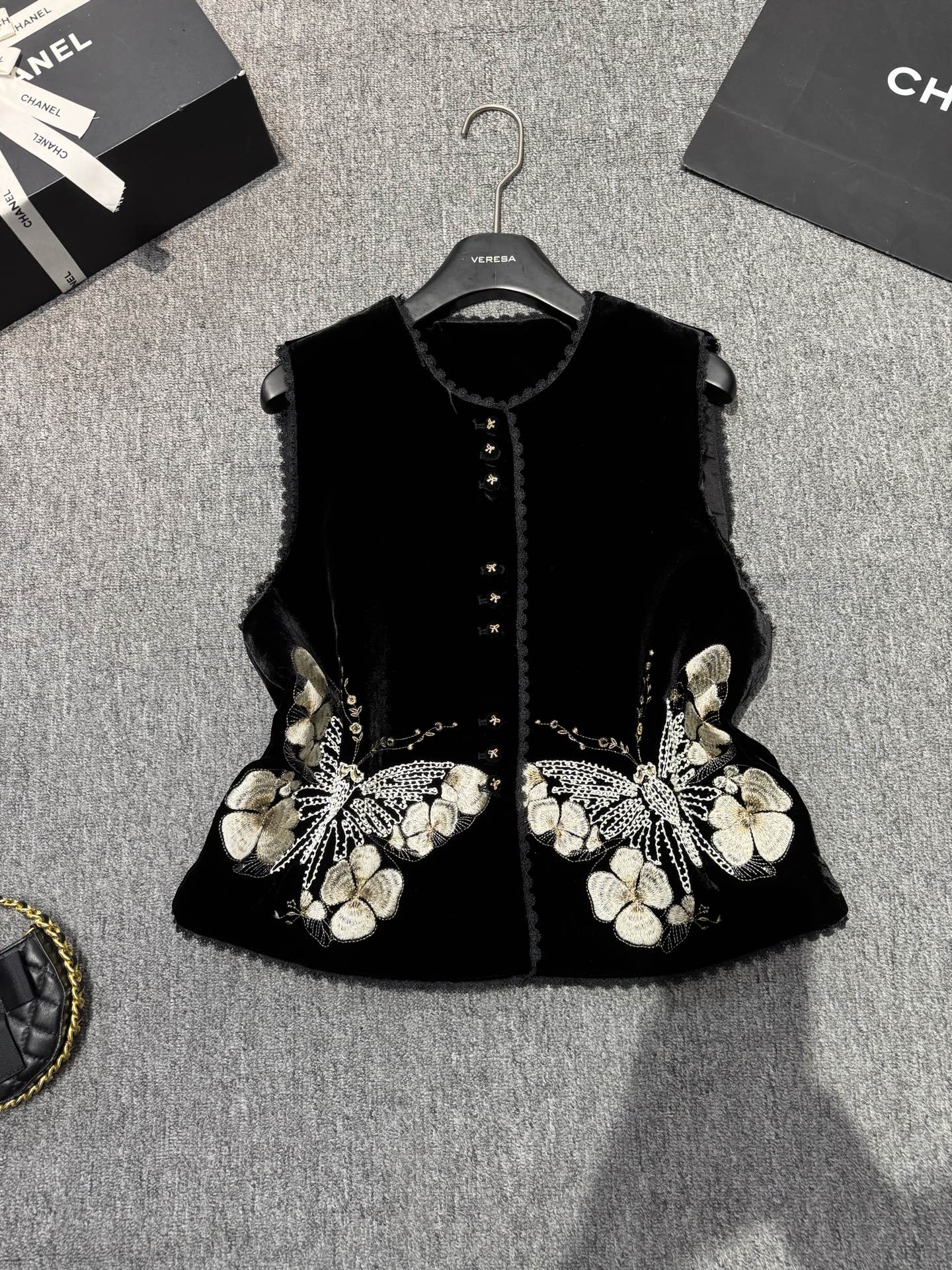 Elegant Velvet Vest with Exquisite Butterfly Embroidery & Lace Trim Detail 1 i1757152421848 1001 0 0