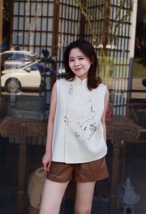 Elegant New Chinese Style Cashmere Vest with Pearl Embroidery and Mandarin Collar 1 Elegant New Chinese Style Cashmere Vest with Pearl Embroidery and Mandarin Collar