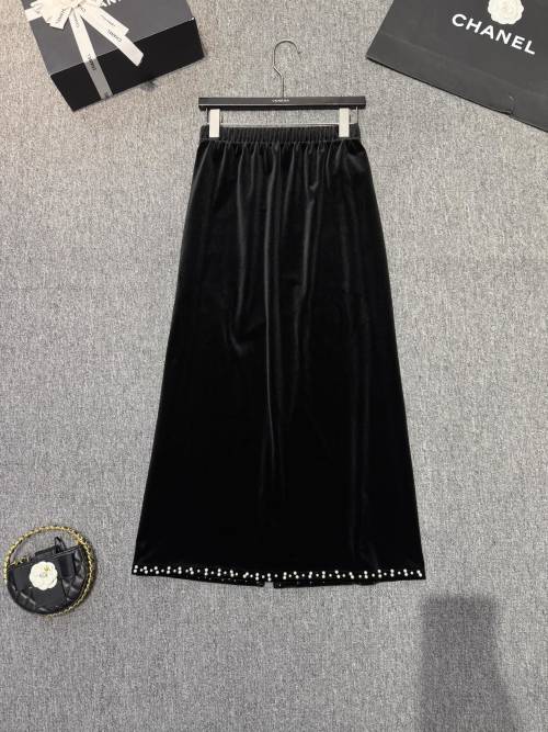 Elegant Black Velvet A-Line Skirt with Pearl Embellishments - Chic and Versatile 1 Elegant Black Velvet A-Line Skirt with Pearl Embellishments - Chic and Versatile