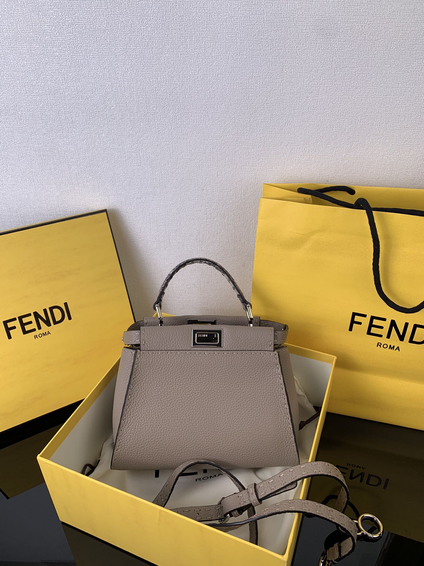 In stock ✔️ FD Peekaboo series handmade stitched small cat bag ☘️☘️☘️ Dove gray leather with superb hand feel and texture ✨✨ Small size suitable for petite individuals, perfect for daily commuting and office workers 🉑️❤️❤️ 🉑️Sweet🉑️salty, multiple styles for sisters to choose from 💫 A must-have minimalist fashion item for outings 🙌🏻💅 Model number 88N318 Size 23 x 18 x 11 image 1