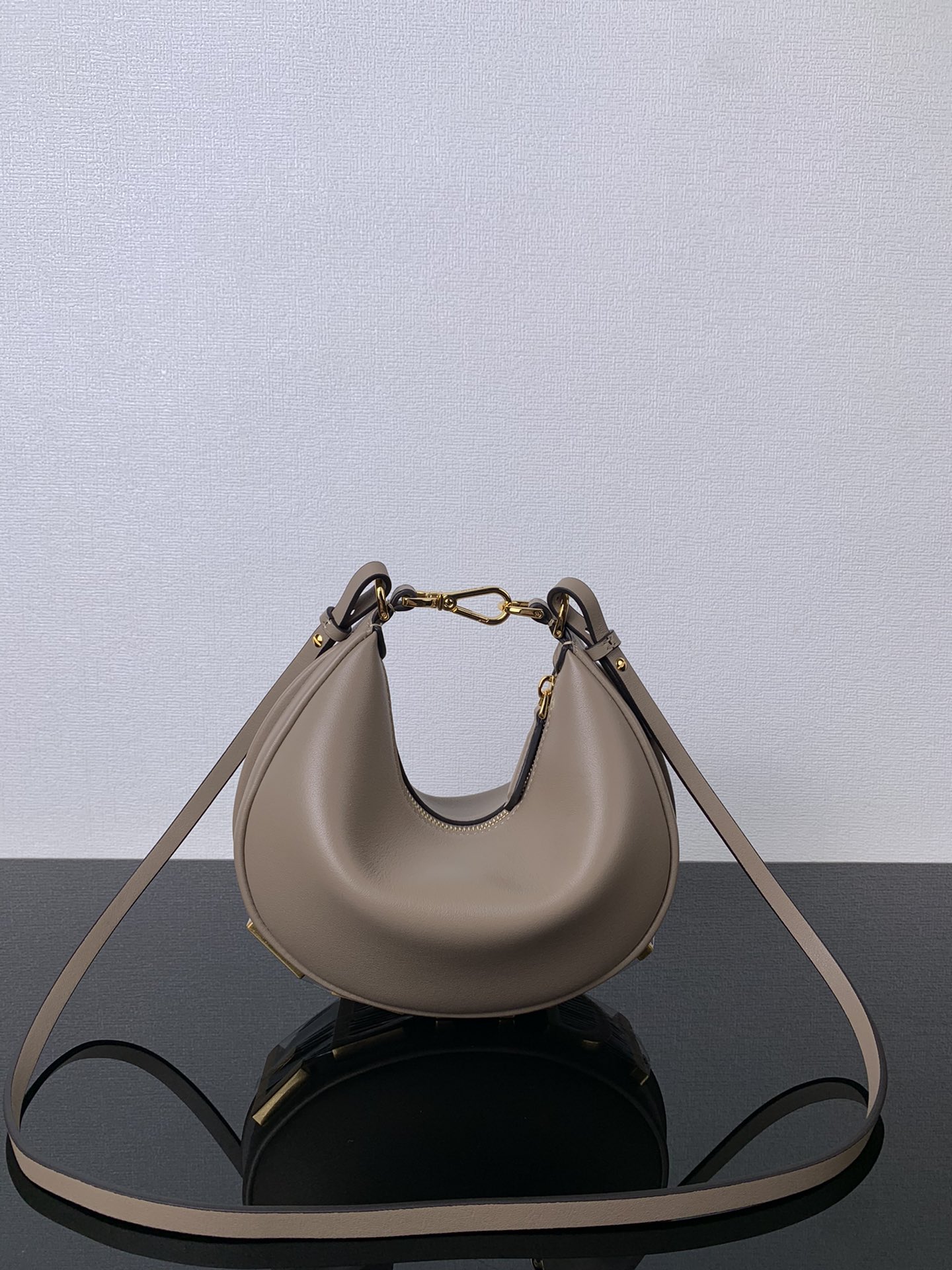 🆕 In stock now! ✔️ The new size of FD graphy has finally arrived, it's so delicate! 👻👻 The small size also comes with a shoulder strap! ✨✨ Spacious enough for daily essentials like phone and makeup. Can be worn in various styles: handheld, underarm, single shoulder, crossbody. Zipper design for added security. A must-have fashion item! Style number: 6690. Size: 20 x 13 x 7.5. image 1