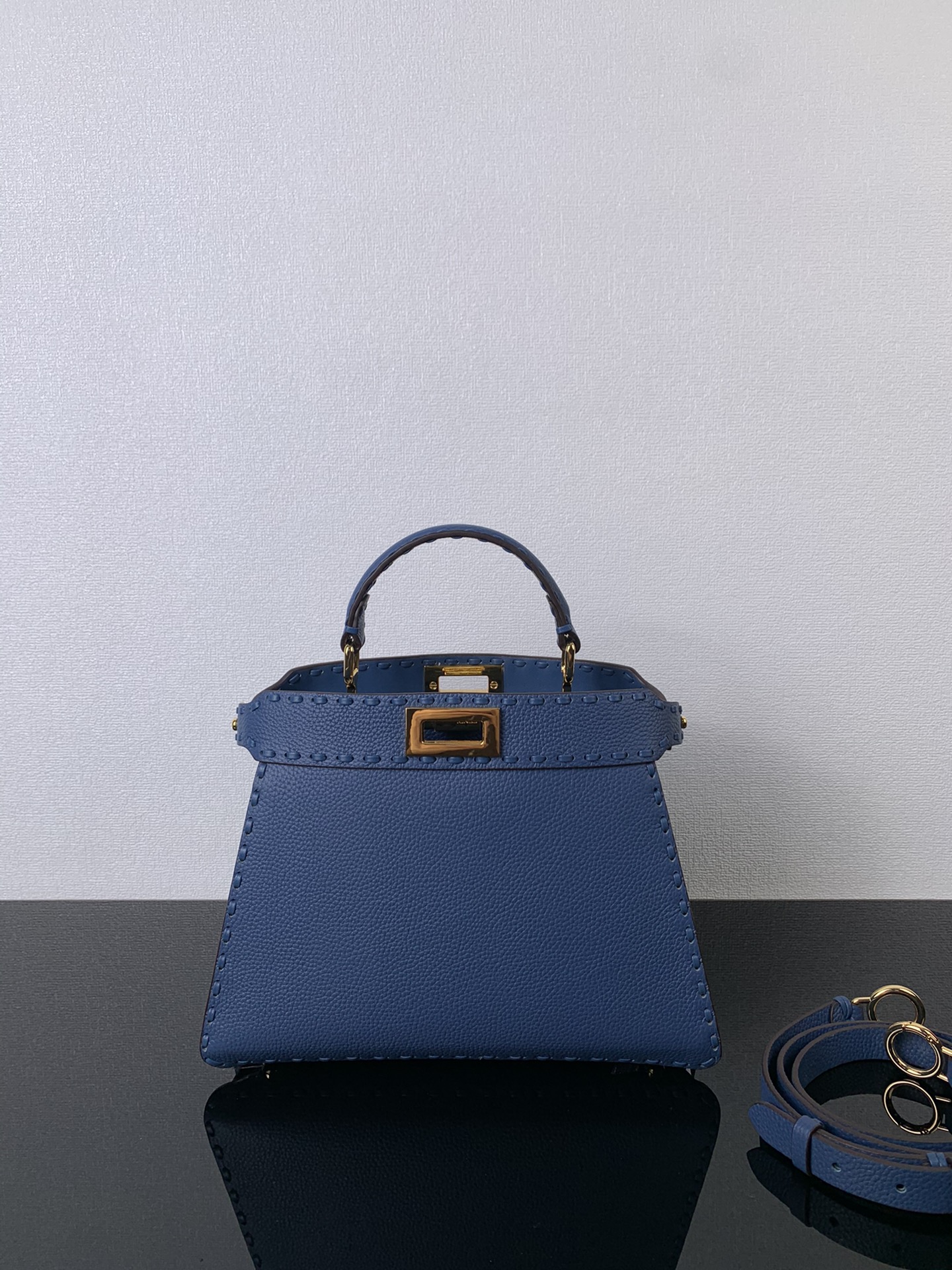 In stock ✔️ New Peekaboo LSEEU mini in blue, full-grain leather with accordion design. Hand-stitched, gold hardware, vintage vibe ☘️ High-end feel ❤️❤️❤️ Classic and versatile, super stylish 💯 Model 88N328 Size: 27 x 21 x 9.5 cm image 1