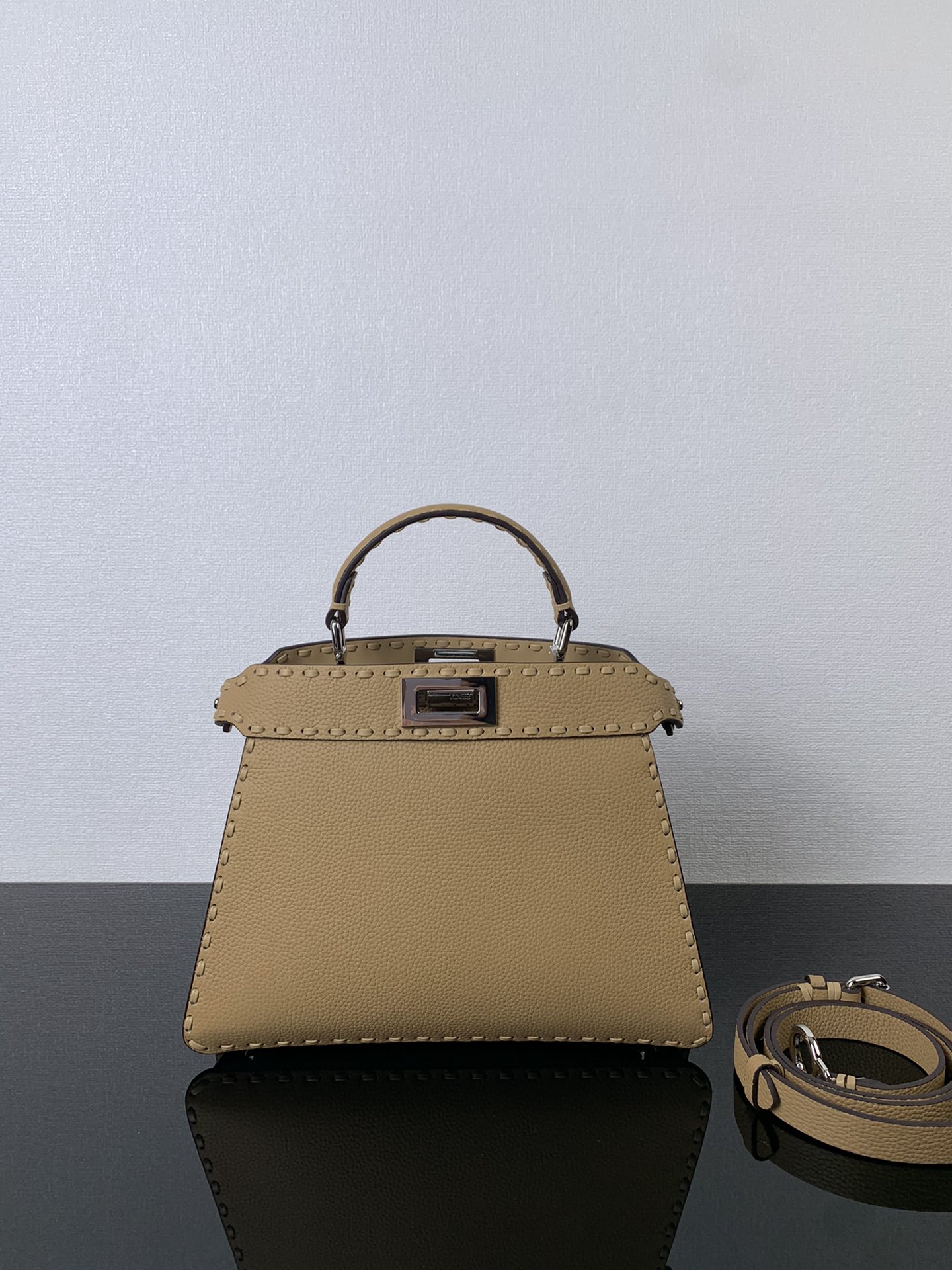 In stock ✔️ 🆕 Peekaboo LSEEU mini bag in apricot, new full-grain leather series. Accordion style, hand-stitched, silver hardware, full vintage vibe ☘️☘️☘️☘️ Luxuriously elegant [heart][heart][heart]. Classic and versatile, 100% stylish 💯 Model 88N328 Size: 27 x 21 x 9.5 cm image 1