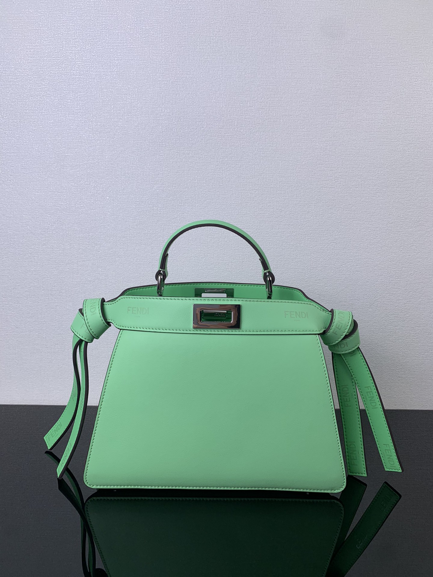 🆕 In stock ❤️ Same style as Song Hye-kyo’s Peekaboo, exuding elegance. Made of calf leather with accordion sides ✨✨✨ Can be worn single shoulder, crossbody, or hand-held for versatile, sophisticated looks 💫 Super versatile and timeless. Ladies, grab yours now! Model 88N210 Size: 27 x 21 x 9.5 cm image 1