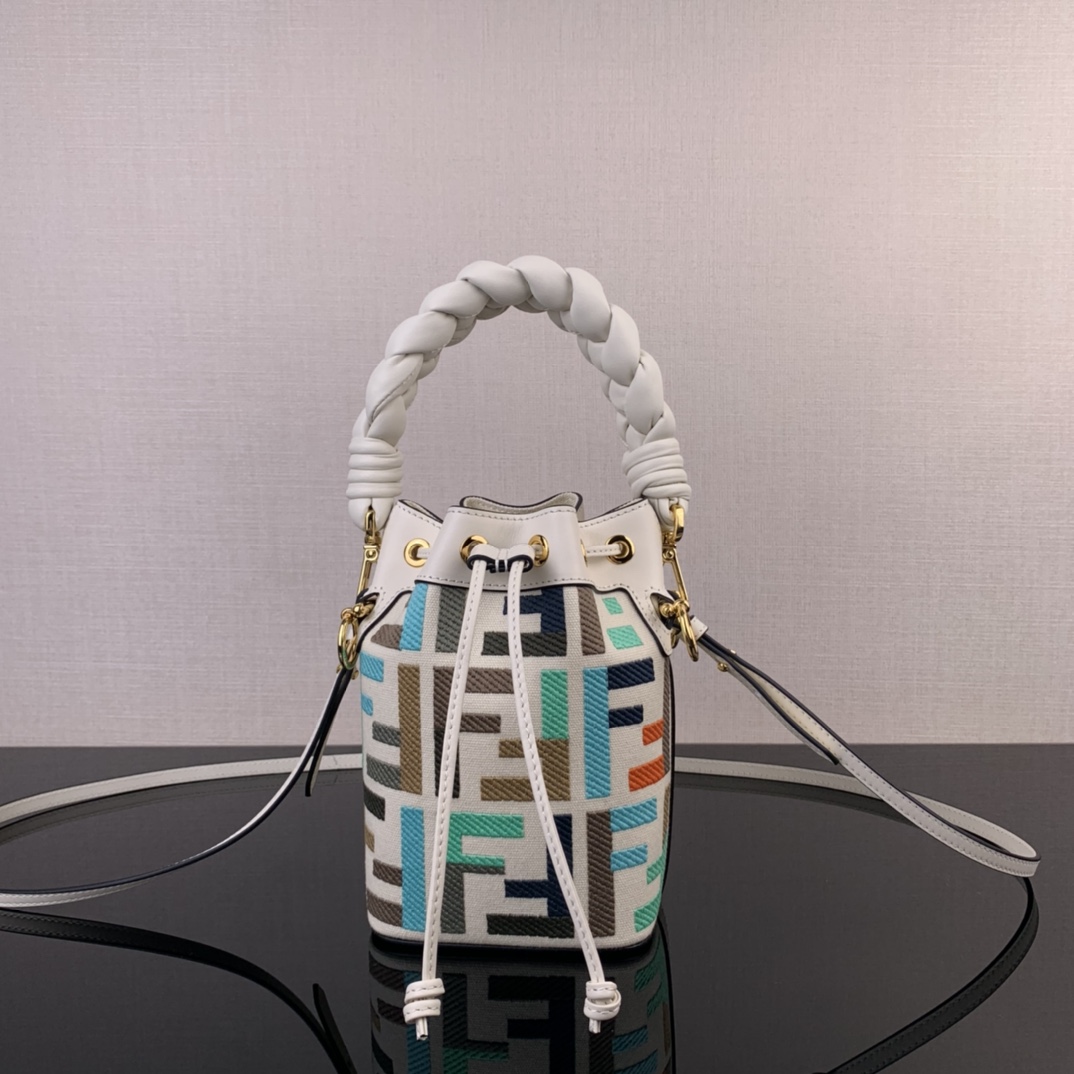 🆕 In stock ✔️ Must-have FD bucket bag for spring and summer. This year's new colors are truly heart-stealing 💫 Handwoven short strap, can be carried by hand or worn crossbody, perfect for various styles. Super cute and delicate ☘️ Compact yet spacious enough for your phone, keys, powder, and lipstick 💄! Style number 2022. Size: 18.5x12x10 cm. image 1