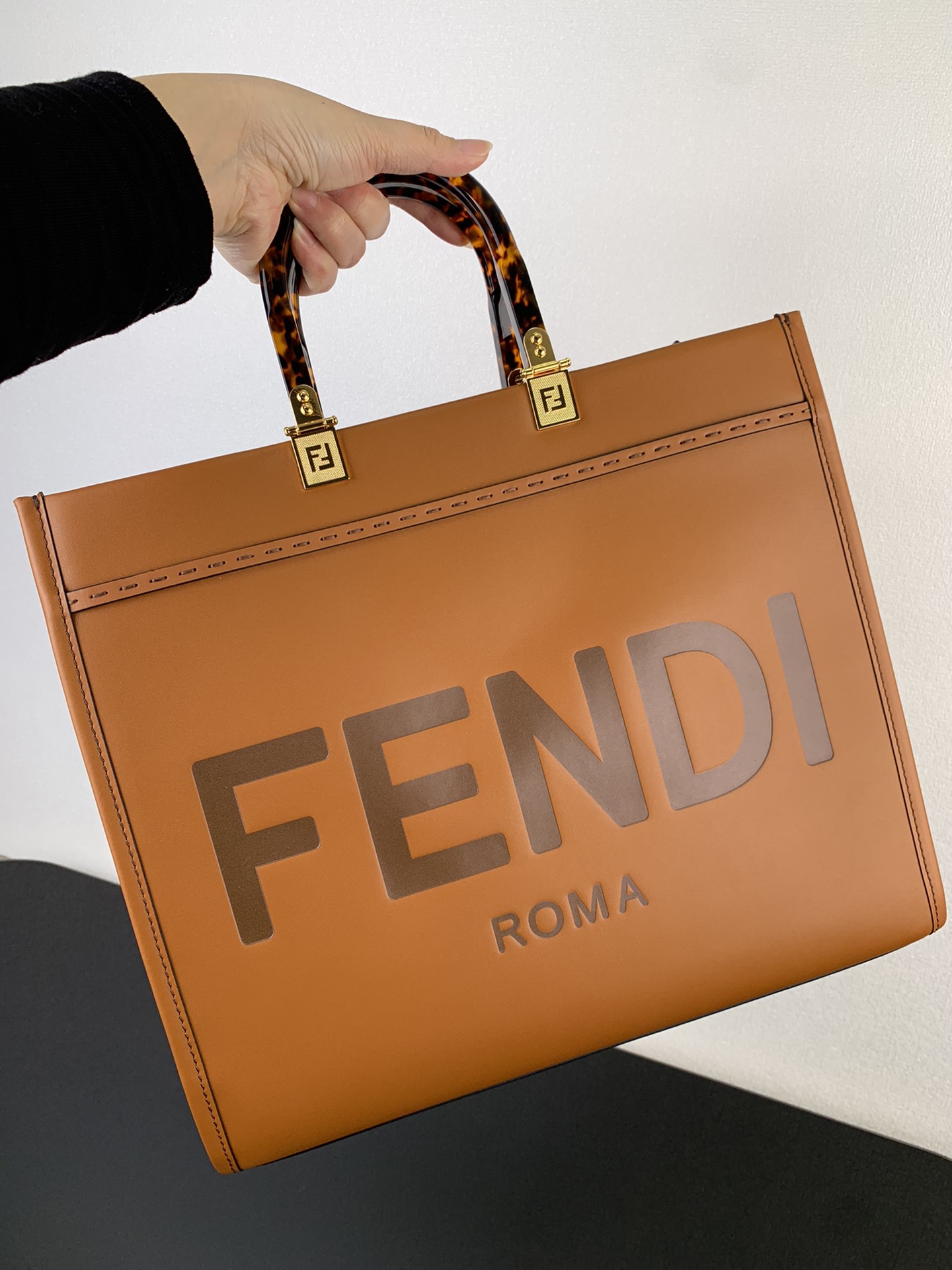 🔥  FÉŃĎI SUNSHINE tote bag with shoulder strap. The hottest tote bag for petite girls. Brown shopping tote with tortoiseshell handles, and leather shoulder strap. Can be carried by hand or worn over the shoulder. Stylish and simple. Sisters, come check it out! Style number 2261. Size: 35 x 31 x 16. image 1