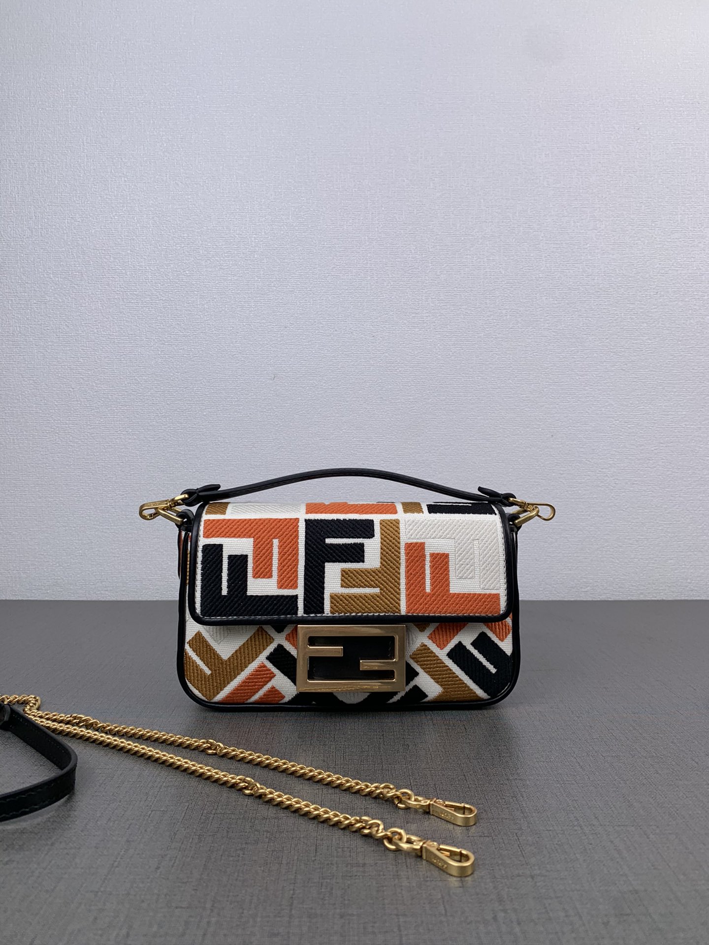🆕 New  The newly released Tote bag is so stylish~ Featuring different colored embroidered logos, it's classic yet playful. Haven't added this fashionable piece in this color to your collection yet? Whether for a casual, work, or formal setting, this bag always comes in handy and is sure to turn heads. Style code: 2019. Dimensions: 20 x 13 x 5. image 1