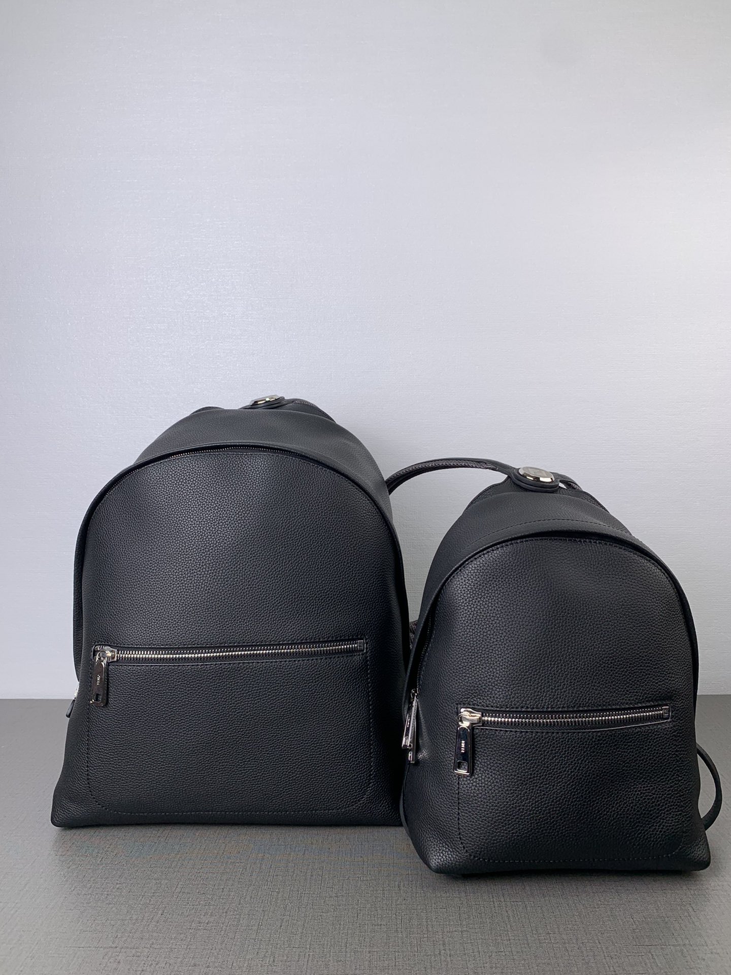 🆕  New Chiodo backpack for men and women 🉑️, made of small cowhide. The backpack has a sturdy structure, spacious capacity, and a convenient zipper on the body, making it ideal for urban professionals to carry all their essentials. Perfect for business and commuting, this backpack is a top choice for dual-shoulder carrying. Model: 7V076. Large size: 43 x 33 x 14 cm. Small size: 36 x 24 x 12 cm. image 1