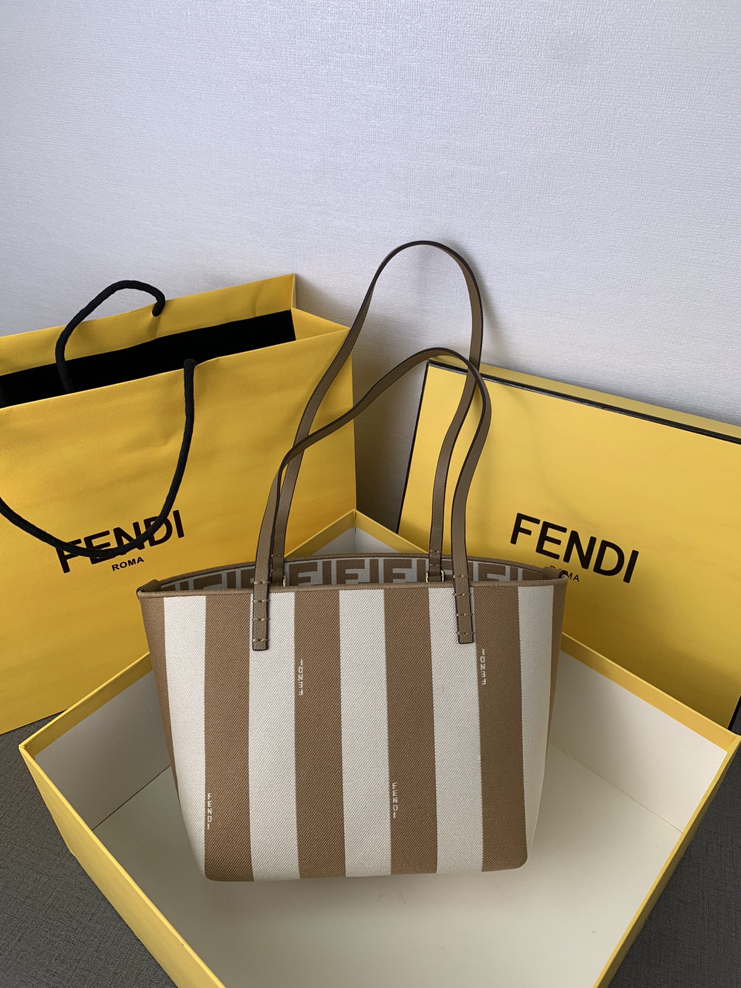 🆕 In Stock ✔️ FD Roll Double-Sided Tote Bag from the Instant Crush Series — both color and design hit the mark. Reversible: one side features versatile stripes, the other classic double F. The inner pocket is detachable. 💫💫 Super lightweight, perfect for work and casual outings. A top summer pick frequently seen on fashion models’ IG.  
Style No.: 8H424  
Size: 23 x 19.5 x 15 cm image 1