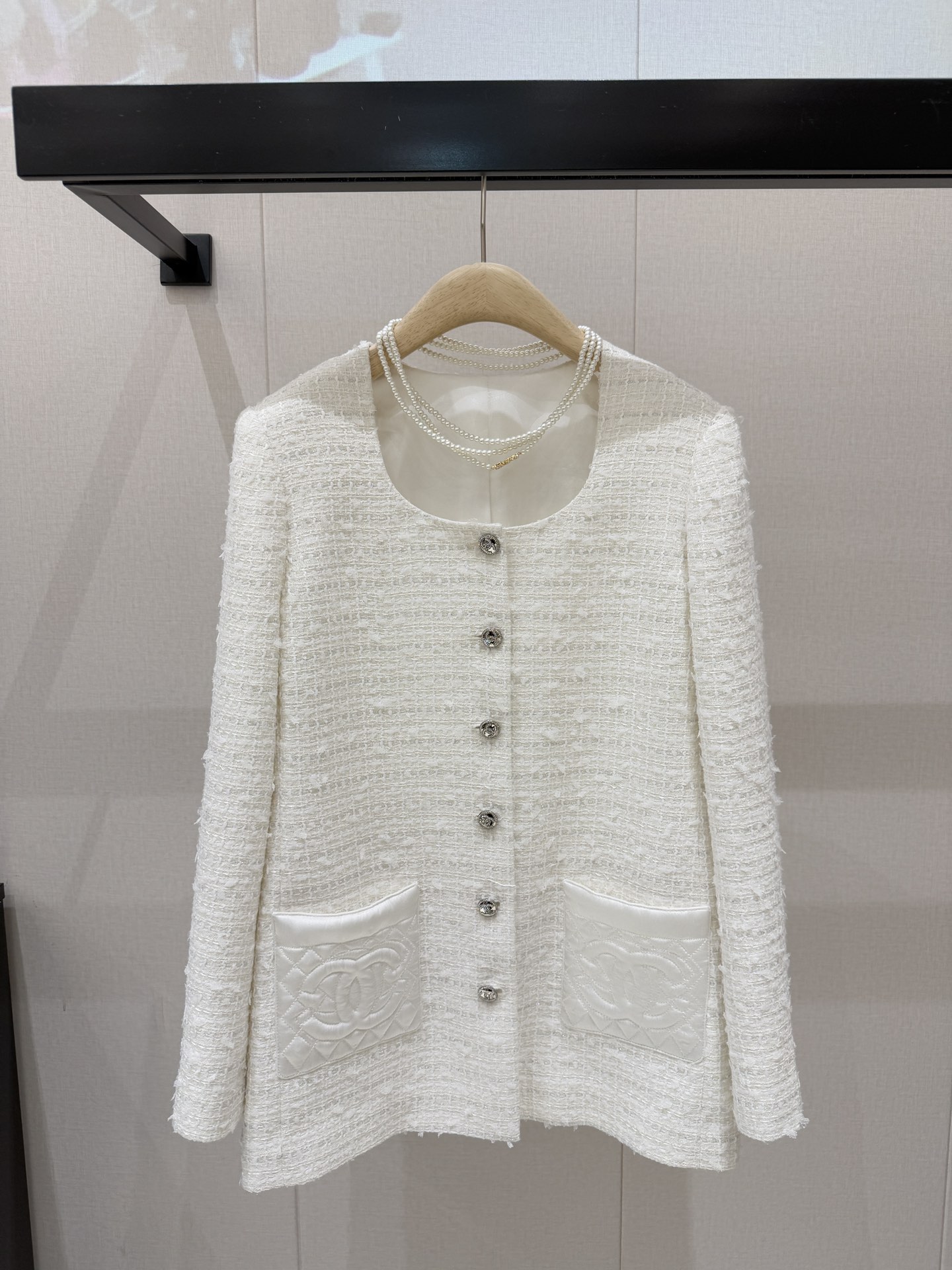 NO:638228,chanel#25 The white, rich and beautiful fragrance can easily capture the goddess style, which can't be escaped all year round. The creamy white fragrance suit is simply yyds. Today, I have transformed into a wealthy flower in the world. I like this kind of jacket. Pair it with a skirt. One-click to go out, very convenient and high-end. size 36-38-40, Chanel - clothing, chanel, chanel, skirts, jackets & coats, alexander wang19860909chanel#25 白富美气质小香轻松拿捏女神范儿一年四季都逃不过的小香风 奶油白小香套装简直yyds 今日化身人间富贵花 就喜欢这种外套 搭配半裙 一键出门 、特别省事又高级 size36-38-40,香奈儿-服装,chanel,chanel,skirts,jackets & coats,alexander wang,Women's clothing