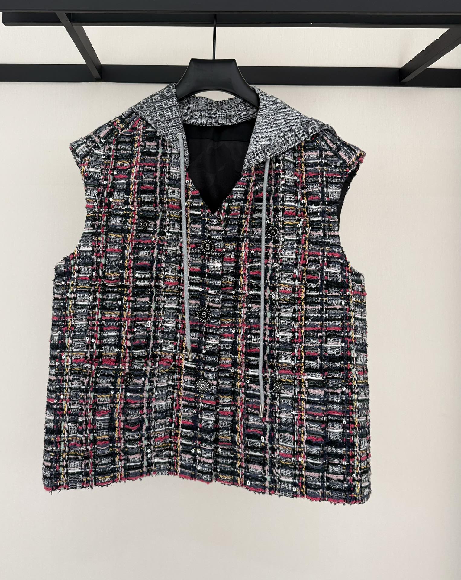 NO:638220,Chanel #New Autumn Vest. Super textured tweed fabric. Mosaic patchwork. Slightly loose and slim fit. The hat is detachable to meet various dressing needs. Handmade series. Heavy craftsmanship design vest. Paired with wide-leg leather pants. It has a western style and high-end. It is a must-have fashion element every year. SIZE: 36-37-40, Chanel-clothing, chanel, chanel, hats, alexander wang19860909Chanel #New秋款马甲 肌理感超强的粗花呢面料 马赛克拼格配合 微宽松显瘦的版型 帽子可拆卸满足各种穿搭需求 手工系列 重工艺设计感马甲 搭配阔腿皮裤 自带洋气高级 是每年必备的时尚元素 SIZE:36-37-40,香奈儿-服装,chanel,chanel,hats,alexander wang,Women's clothing