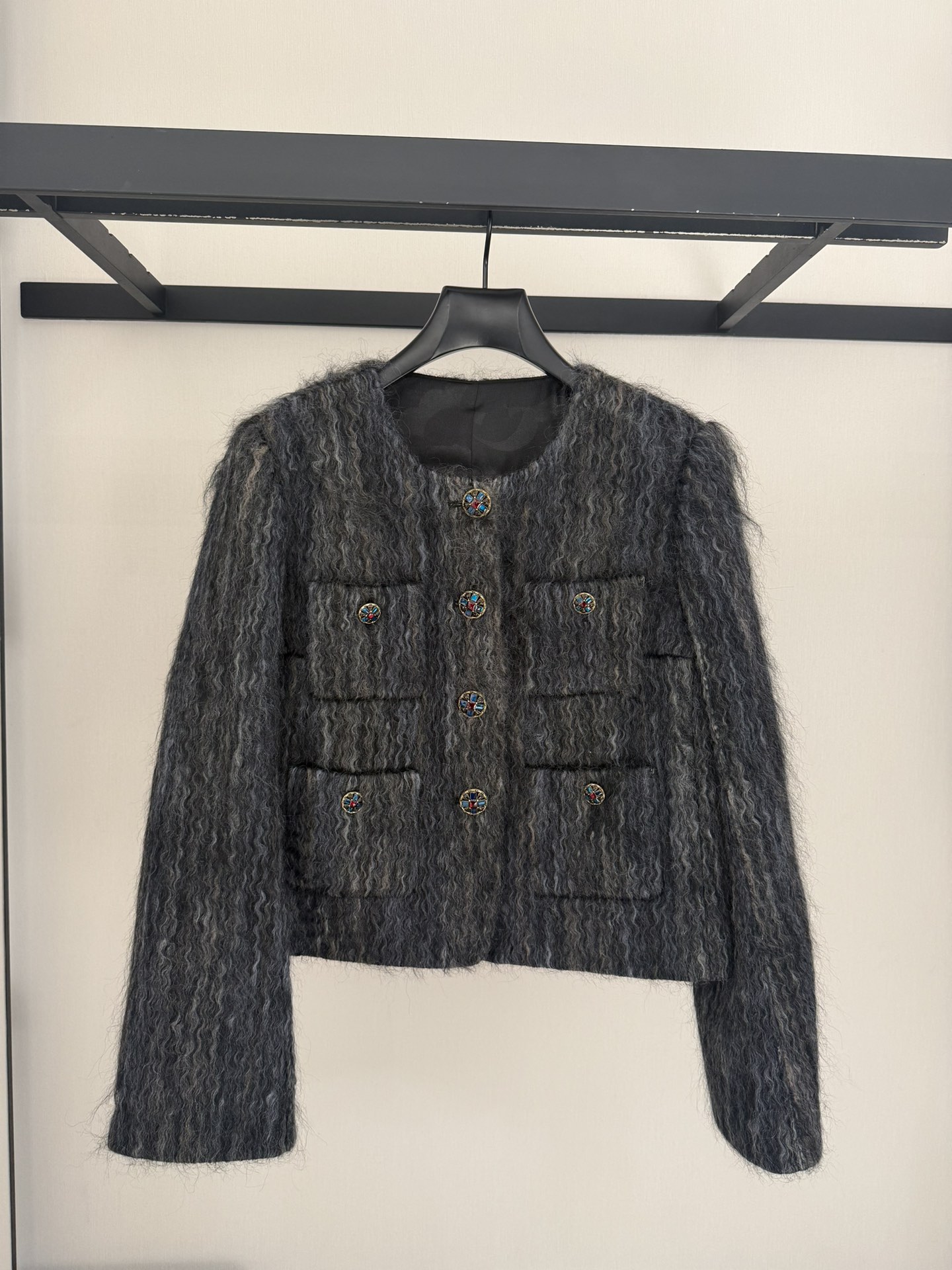 NO:638189,The God of War!  This gray and blue coat is so high-end that it’s breathtaking. A jacket that has the sense of a lady engraved into its DNA. High-end gray + small fragrance. Nobility and versatility coexist. Perfect sense of being a lady. High-end gray color. More noble than black and white. Wool and seahorse hair fabrics. Comes with luxurious filter. Round neck design. Shows swan neck. Exquisite control over details. Three-dimensional tailoring. Small people can also support it. Drape hair is smooth. Automatically slimming and not bloated at all.  SIZE:36-38-40,Chanel-clothing,chanel,jackets & coats,alexander wang19860909千金战神！这件灰蓝外套高级到窒息 一件把名媛感刻进DNA的外套 高级灰+小香风 贵气与百搭并存 名媛感满分 高级灰配色 比黑白更显贵气 羊毛和海马毛面料 自带高奢滤镜 圆领设计 展现天鹅颈 细节控狂喜 立体剪裁 小个子也能撑起来 垂坠毛流感 自动显瘦完全不臃肿 SIZE:36-38-40,香奈儿-服装,chanel,jackets & coats,alexander wang,Women's clothing