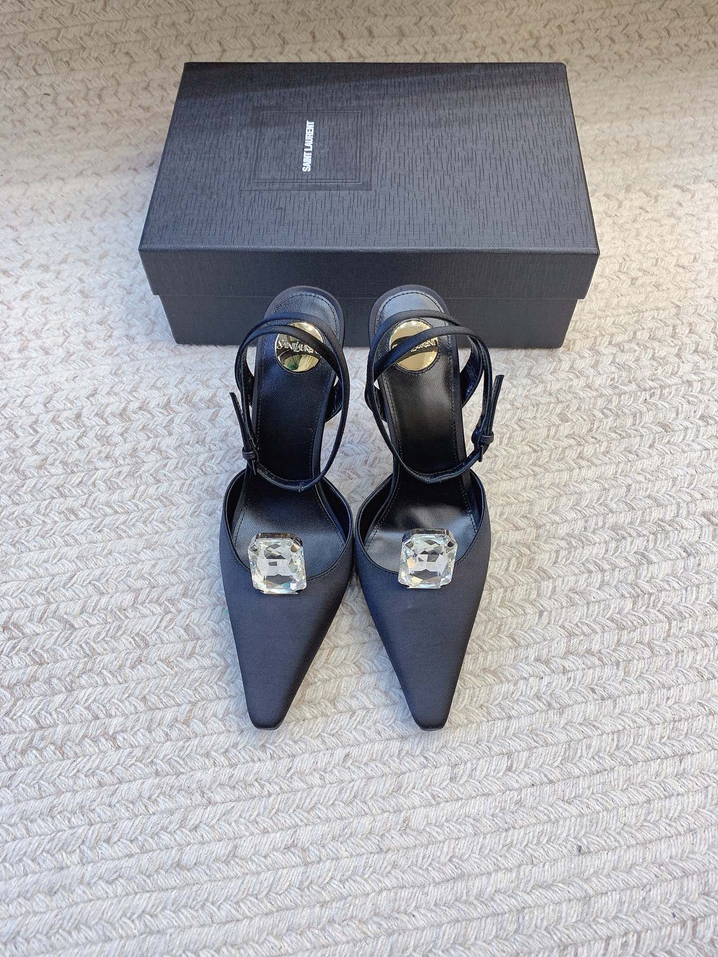 NO:928156,SAIN* LAUREN*SSSS25 large diamond sandals, original last, top quality material, imported sheepskin lining for feet, genuine leather outsole, heel height 10.5cm, size 35-39 (34, 40, 41, 42 customized, non-returnable and non-exchangeable), sandals, saint laurent, sandals, sheepskin, Leather soles19860909SAIN* LAUREN*SSSS25大钻款凉鞋 原版套楦 顶级品质 材质 垫脚进口羊皮里 大底真皮大底 跟高10.5cm 码数35-39（34、40、41、42定做不退不换）,凉鞋,saint laurent,sandals,sheepskin,Leather soles,Women's Shoes