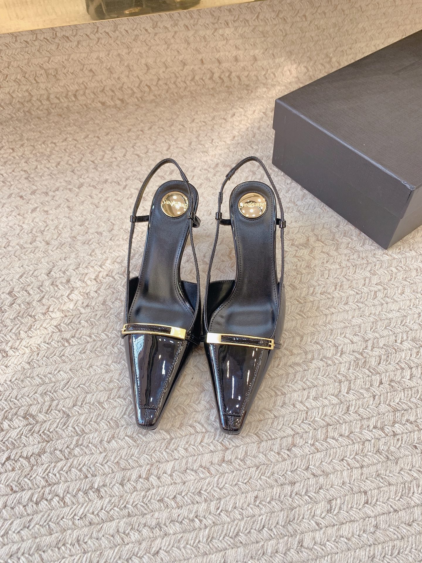 NO:928136,SAIN* LAUREN* spring and summer new style 7.5cm golden root sandals, original last, top quality material, imported cow patent leather for the upper, imported sheepskin lining for the feet, genuine leather outsole, heel height 7.5cm, size 35-39 (34, 40, 41 customized, non-returnable, non-exchangeable), sandals, saint laurent, sandals, sheepskin, Leather soles19860909SAIN* LAUREN*春夏新款7.5cm金根凉鞋 原版套楦 顶级品质 材质 鞋面进口牛漆皮 垫脚进口羊皮里 大底真皮大底 跟高7.5cm 码数35-39（34、40、41定做不退不换）,凉鞋,saint laurent,sandals,sheepskin,Leather soles,Women's Shoes