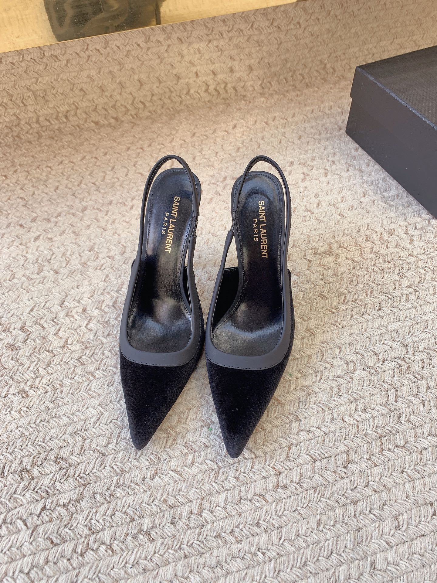 NO:928127,SAIN* LAUREN* new velvet thick high-heeled sandals, original last, top quality material, imported custom velvet for the upper, imported sheepskin lining for the feet, genuine leather outsole, heel height 10.5cm, size 35-39 (34, 40, 41, 42 are custom-made, non-returnable and non-exchangeable), sandals, saint laurent, sandals, sheepskin, Leather soles19860909SAIN* LAUREN*新款丝绒稠高跟凉鞋 原版套楦 顶级品质 材质 鞋面进口定制丝绒 垫脚进口羊皮里 大底真皮大底 跟高10.5cm 码数35-39（34、40、41、42定做不退不换）,凉鞋,saint laurent,sandals,sheepskin,Leather soles,Women's Shoes