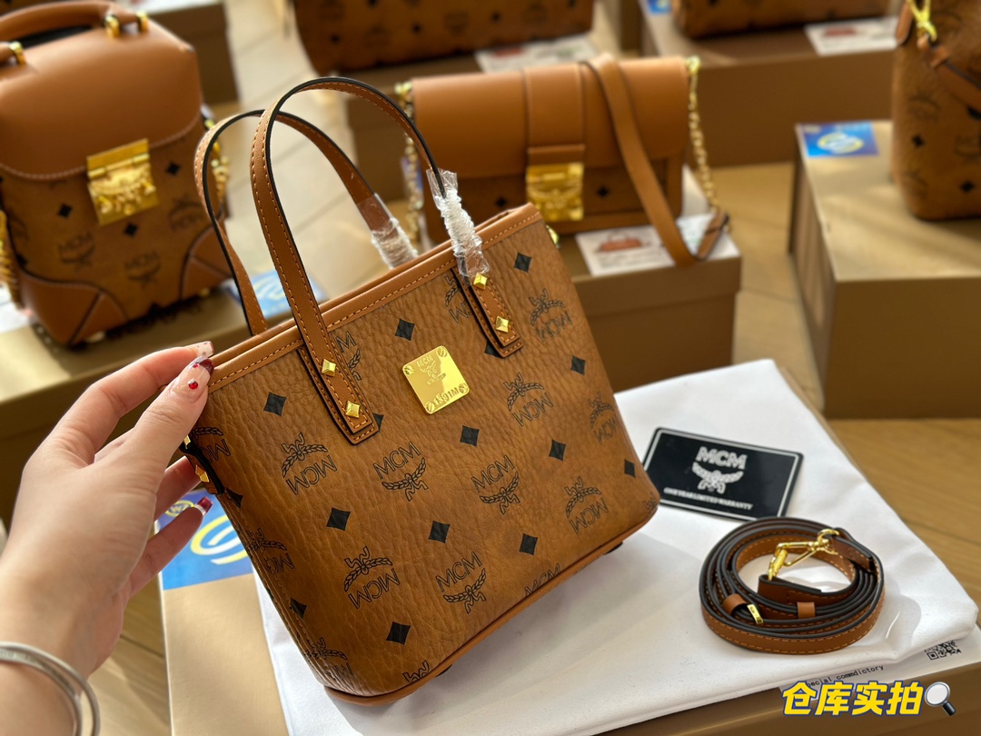 配盒
 【MCM菜篮子】分享
强烈推荐 超级好背 能装很多东西 我和宝宝的东西都可以装下 主要是很好搭