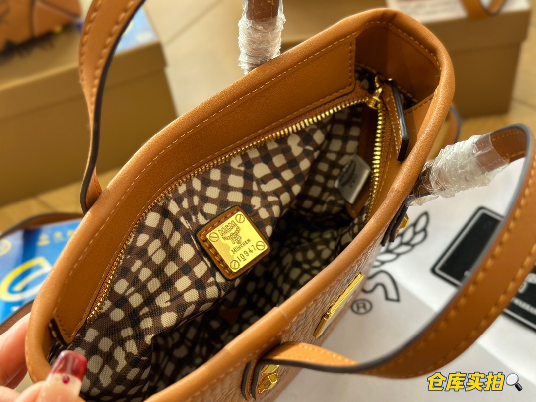 配盒
 【MCM菜篮子】分享
强烈推荐 超级好背 能装很多东西 我和宝宝的东西都可以装下 主要是很好搭