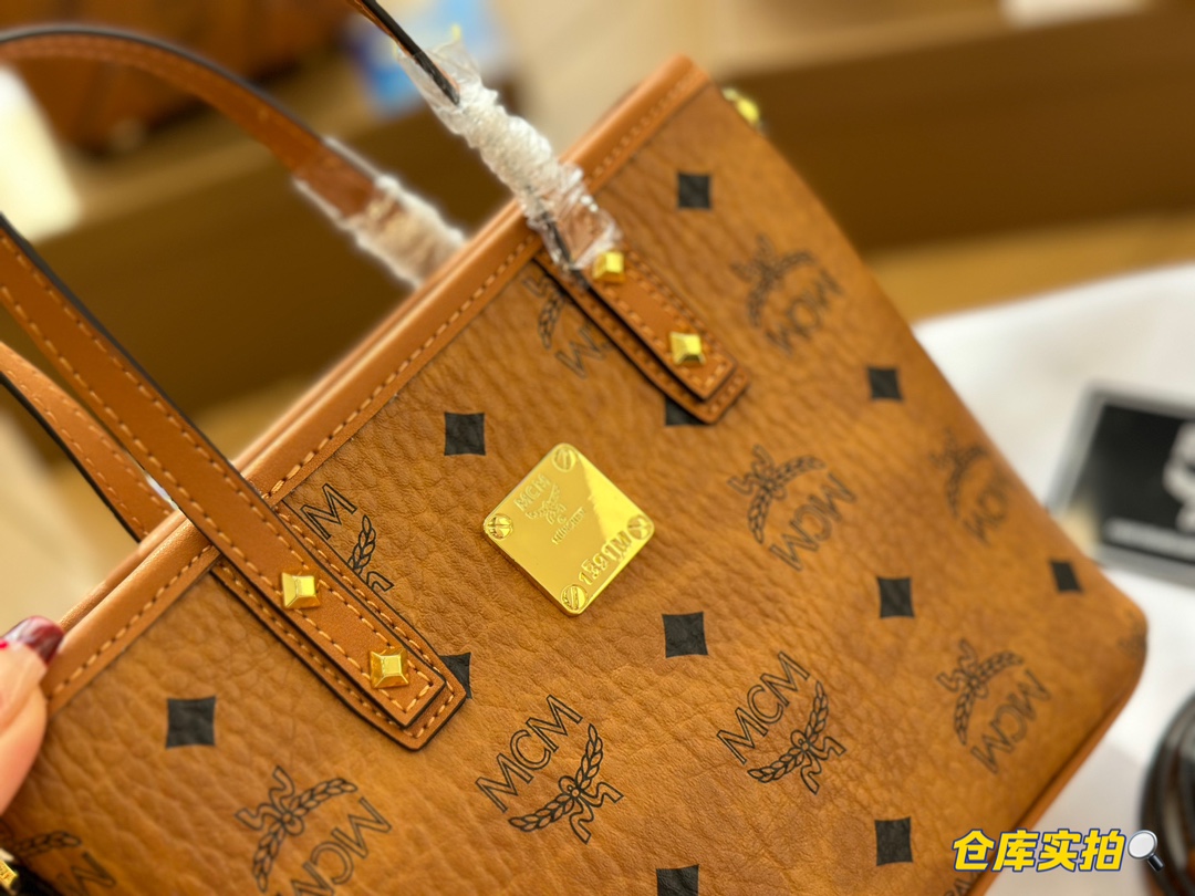 配盒
 【MCM菜篮子】分享
强烈推荐 超级好背 能装很多东西 我和宝宝的东西都可以装下 主要是很好搭