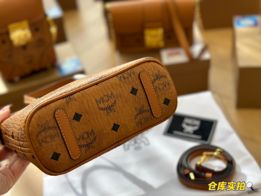 配盒
 【MCM菜篮子】分享
强烈推荐 超级好背 能装很多东西 我和宝宝的东西都可以装下 主要是很好搭