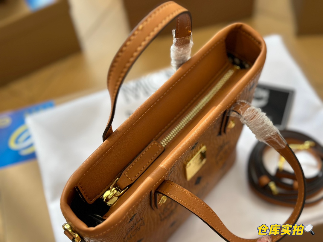 配盒
 【MCM菜篮子】分享
强烈推荐 超级好背 能装很多东西 我和宝宝的东西都可以装下 主要是很好搭