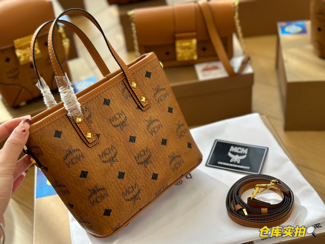 配盒
 【MCM菜篮子】分享
强烈推荐 超级好背 能装很多东西 我和宝宝的东西都可以装下 主要是很好搭