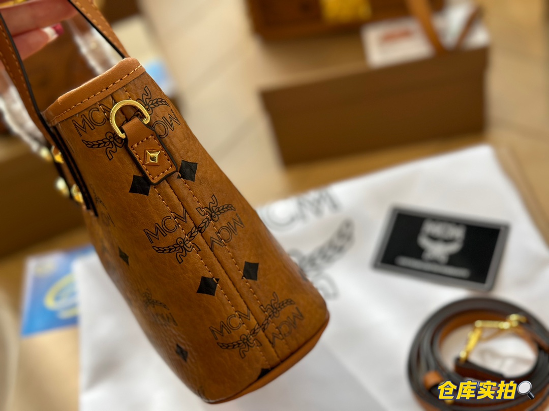 配盒
 【MCM菜篮子】分享
强烈推荐 超级好背 能装很多东西 我和宝宝的东西都可以装下 主要是很好搭