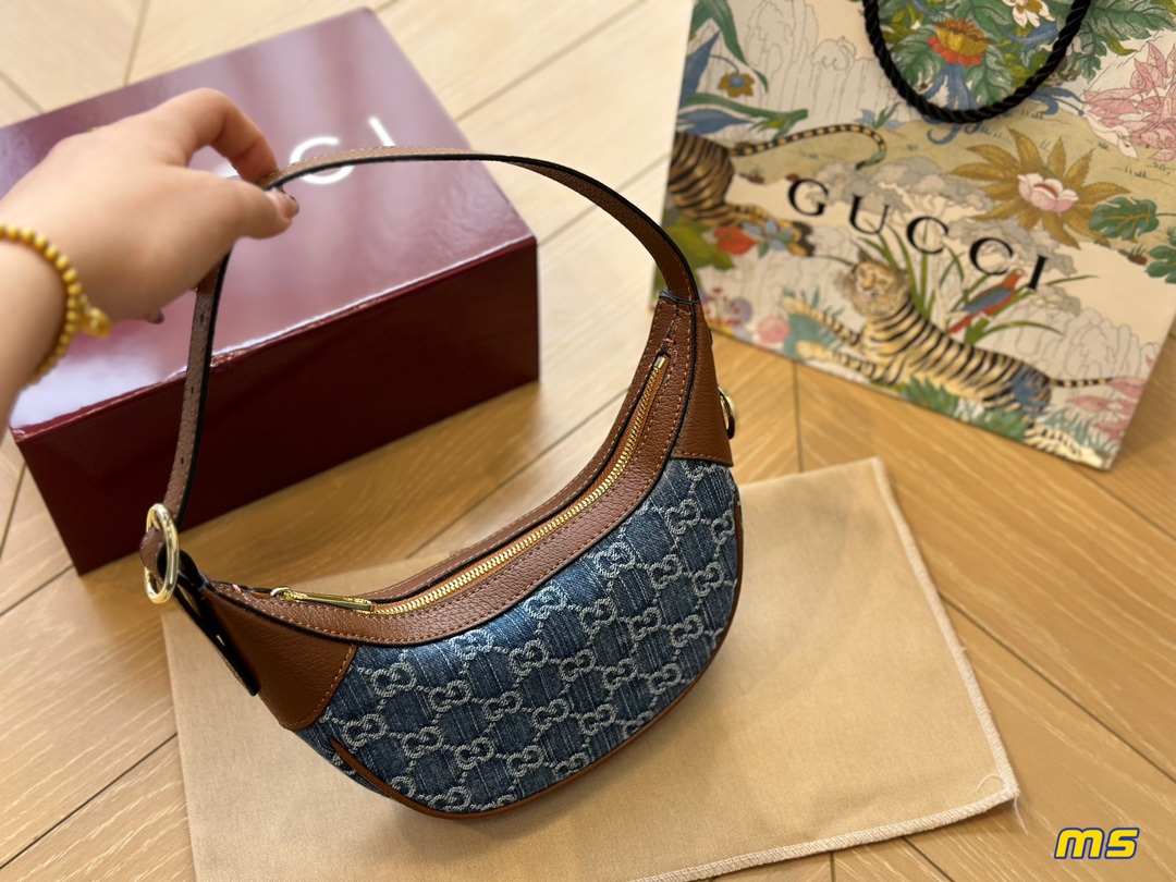 Gucci Bolsos cruzados y bandoleras Colección de verano Vintage Underarm